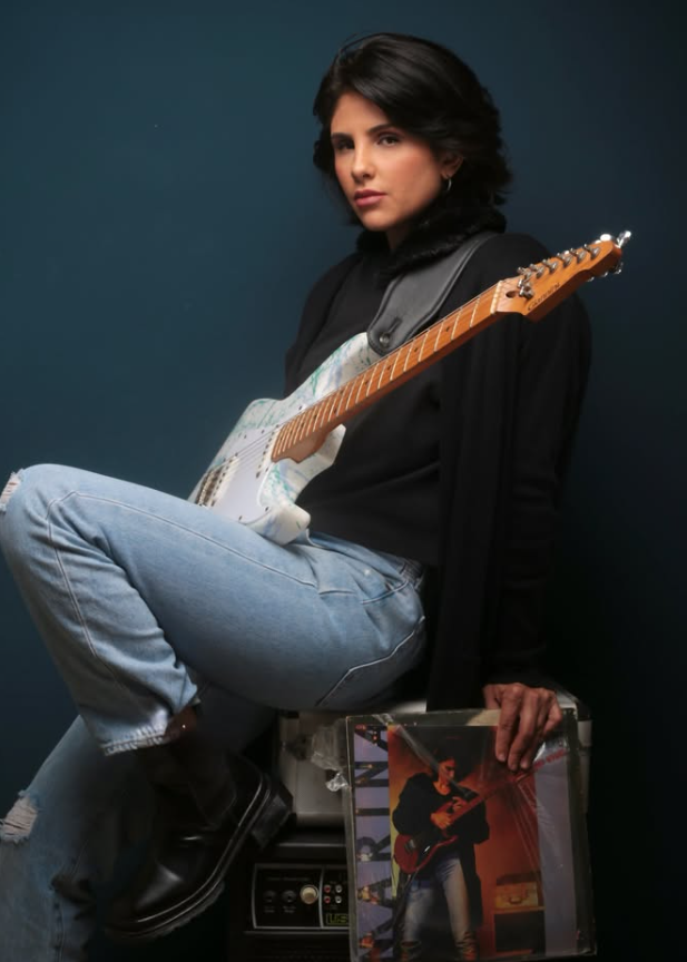 Rayane Fortes com guitarra branca