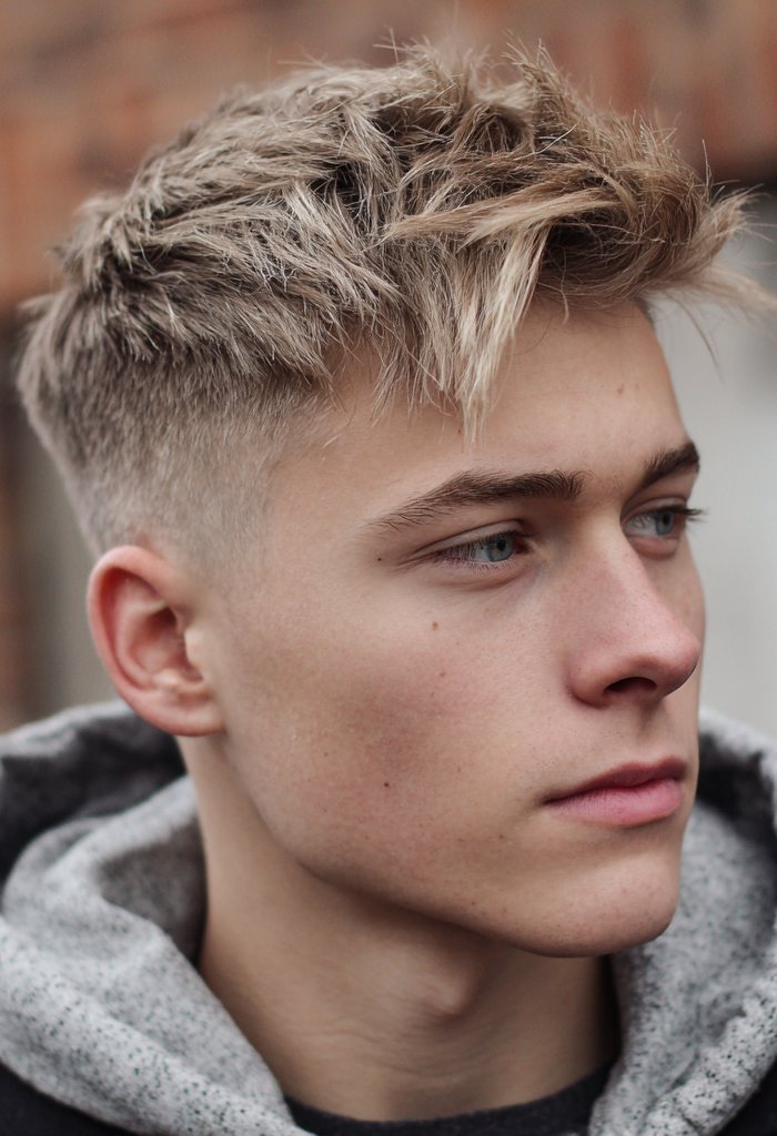 Texturierter Ash Blonde Crop Fade