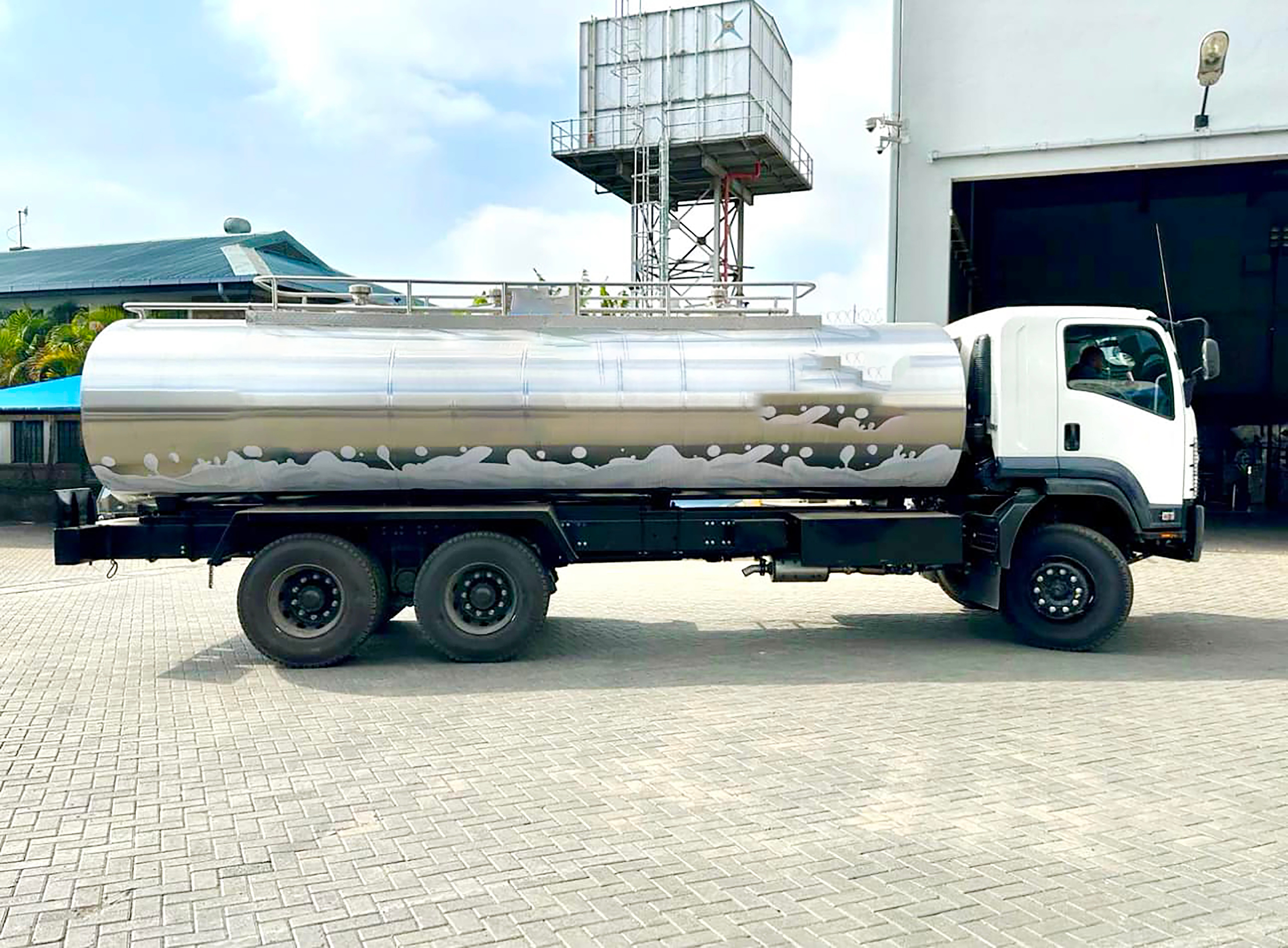 Stainless steel cooler tank truck for mobile transport
