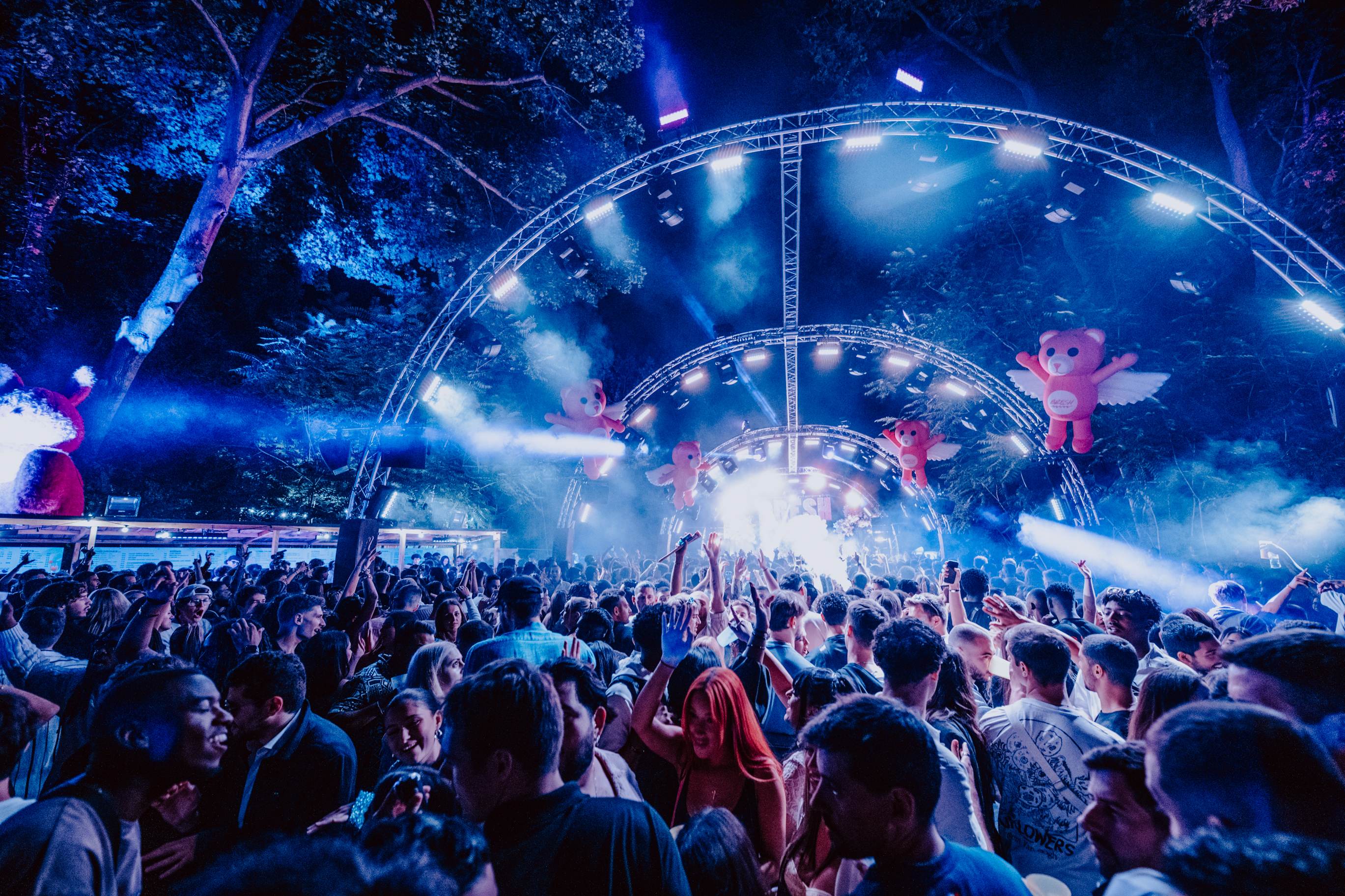 Bresh La Clairière multitud con osos rosas y luces azules