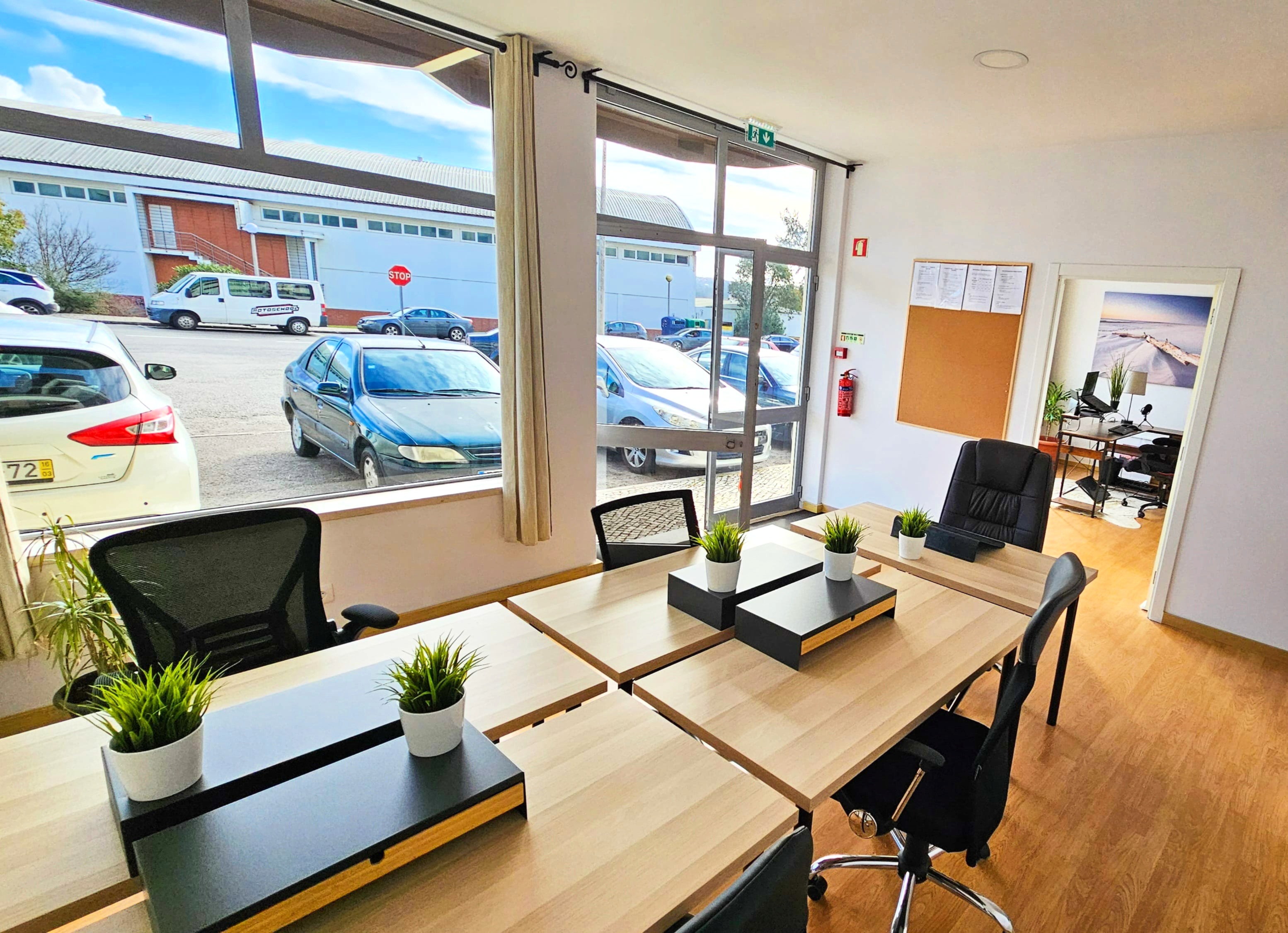Coworking Alcobaca - Area de trabalho colaborativo com luz natural e vista panoramica