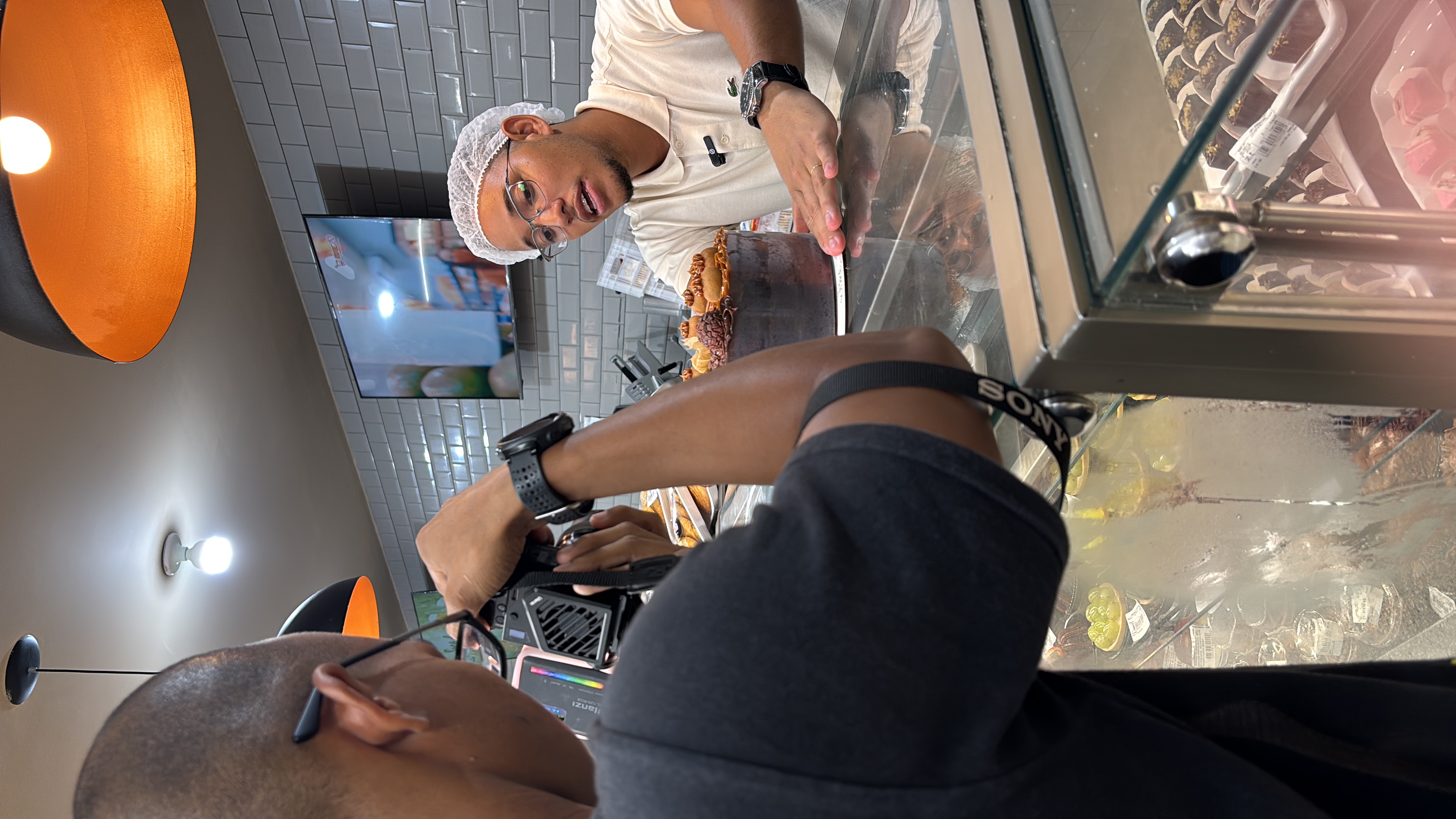 Filmagem em confeitaria com foco no produto