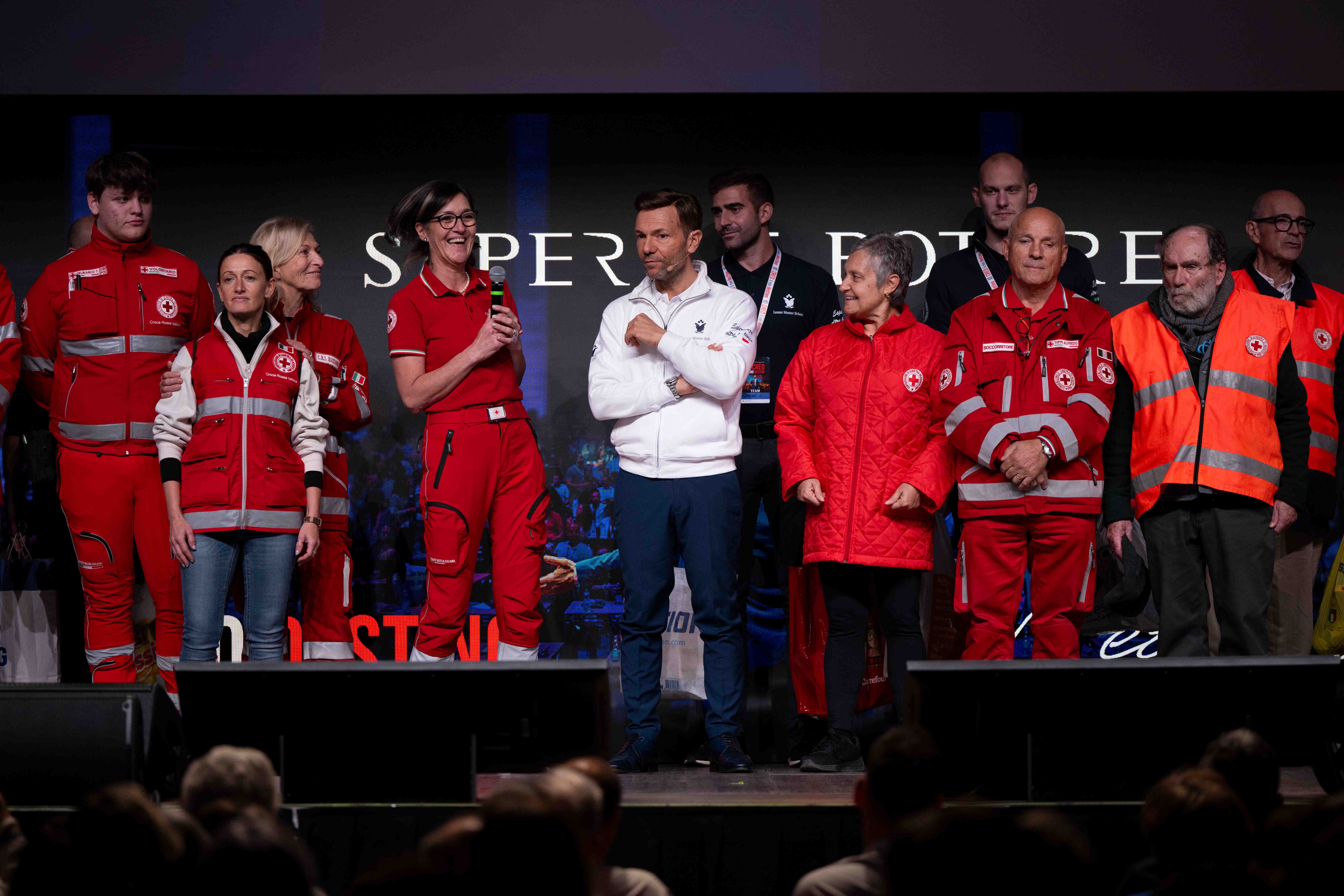 Volontari Croce Rossa sul palco con Leonardo Leone