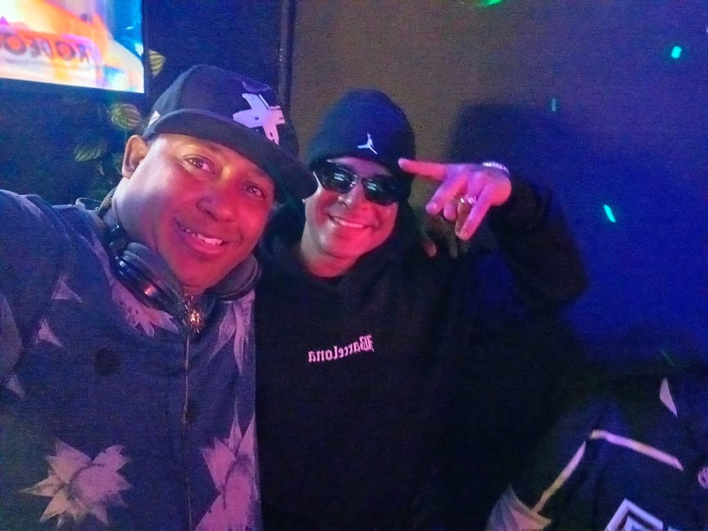DJ JOHNX con Yomil en sesion nocturna