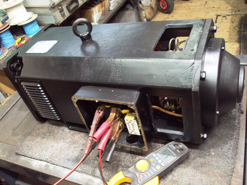 Industrijski DC motor sa bakrenon zavojima i terminalima