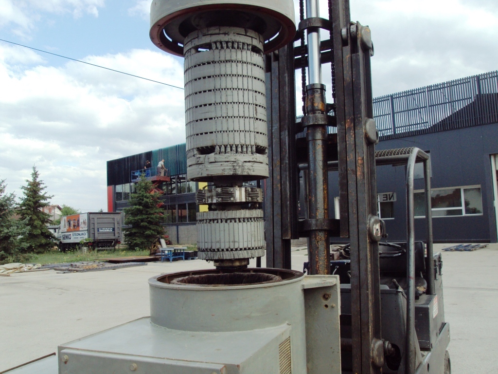 Industrijski generator na postolju