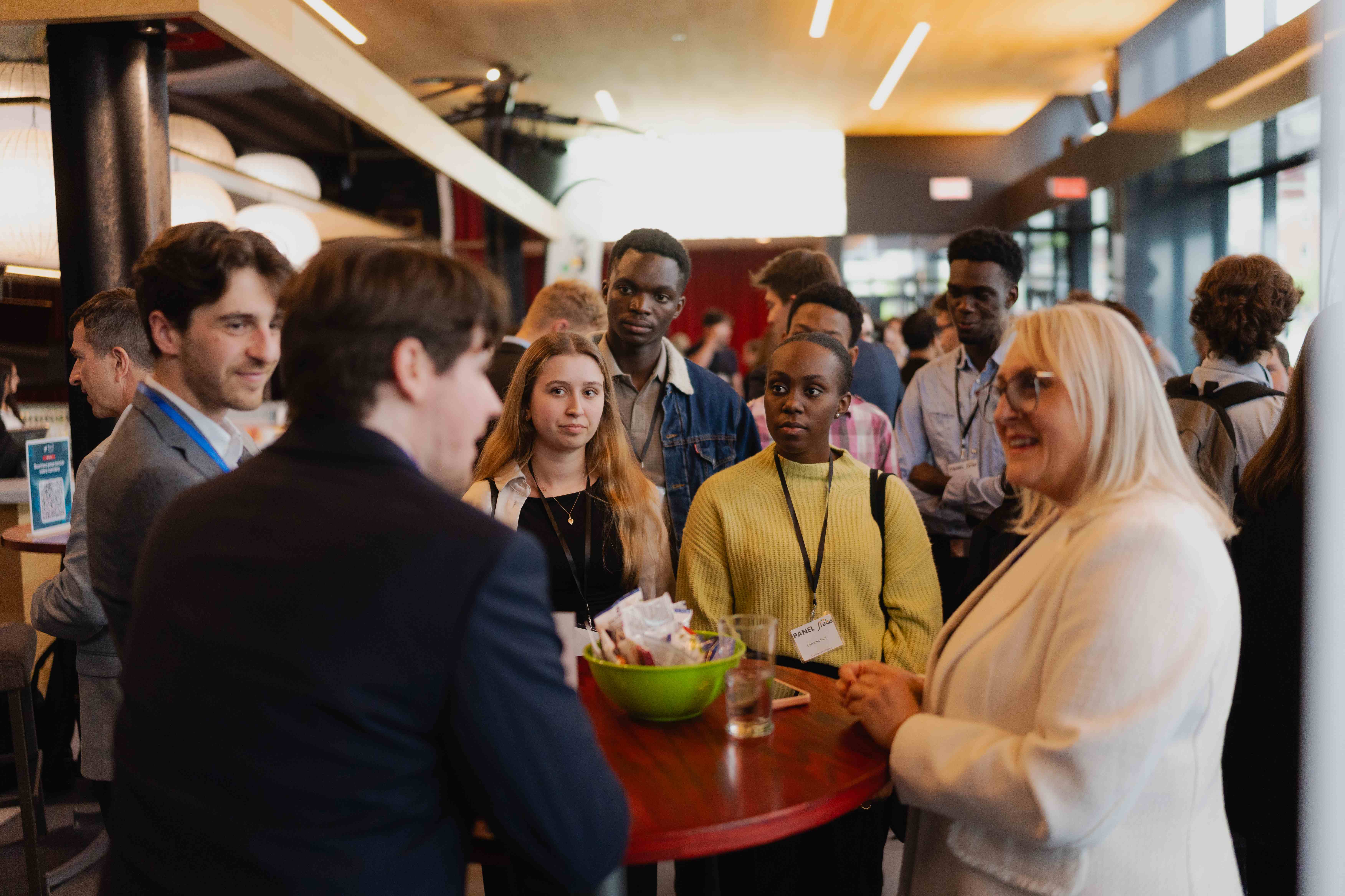 Échanges et discussions lors d'un événement de réseautage