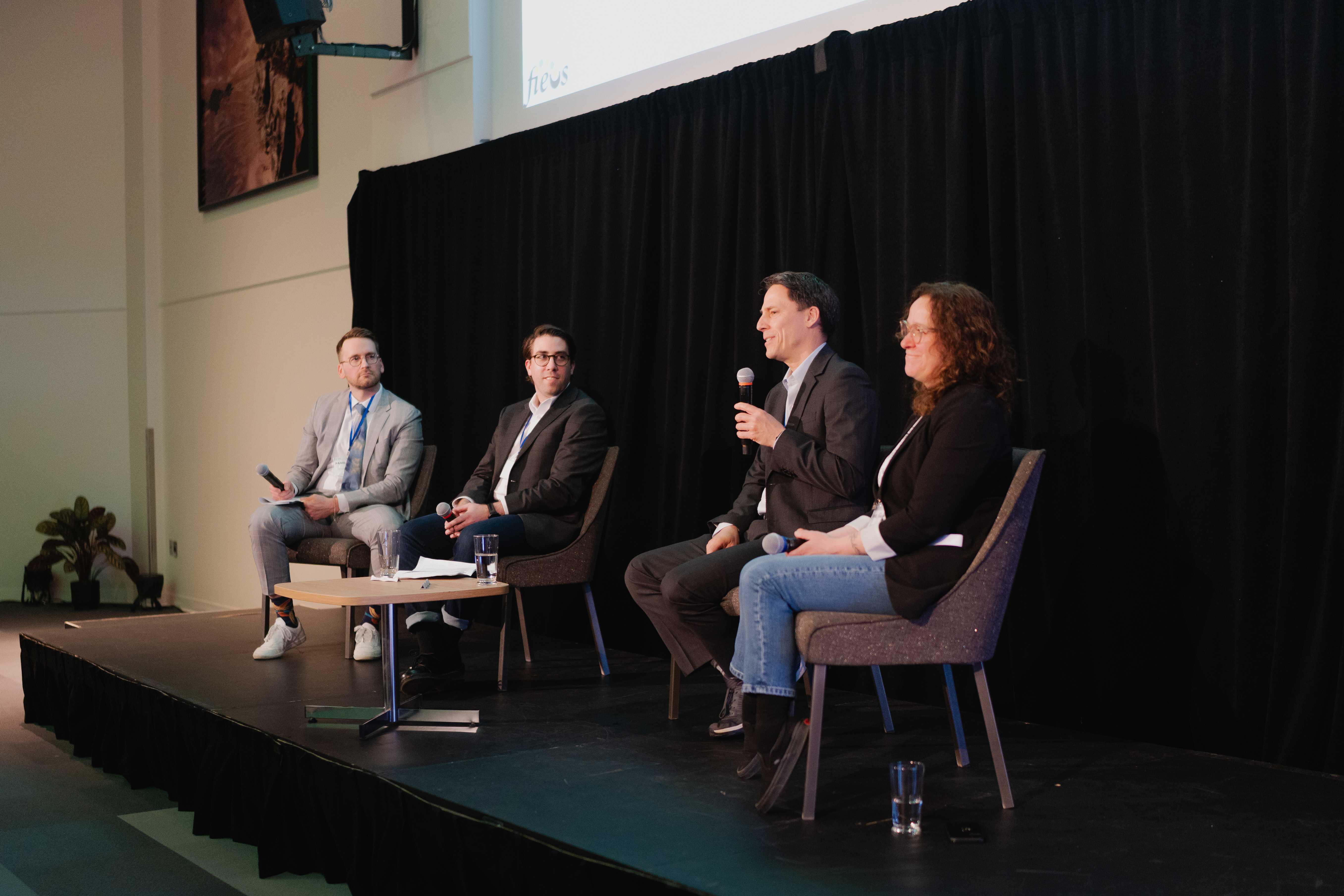 Panel de discussion avec conférenciers sur scène