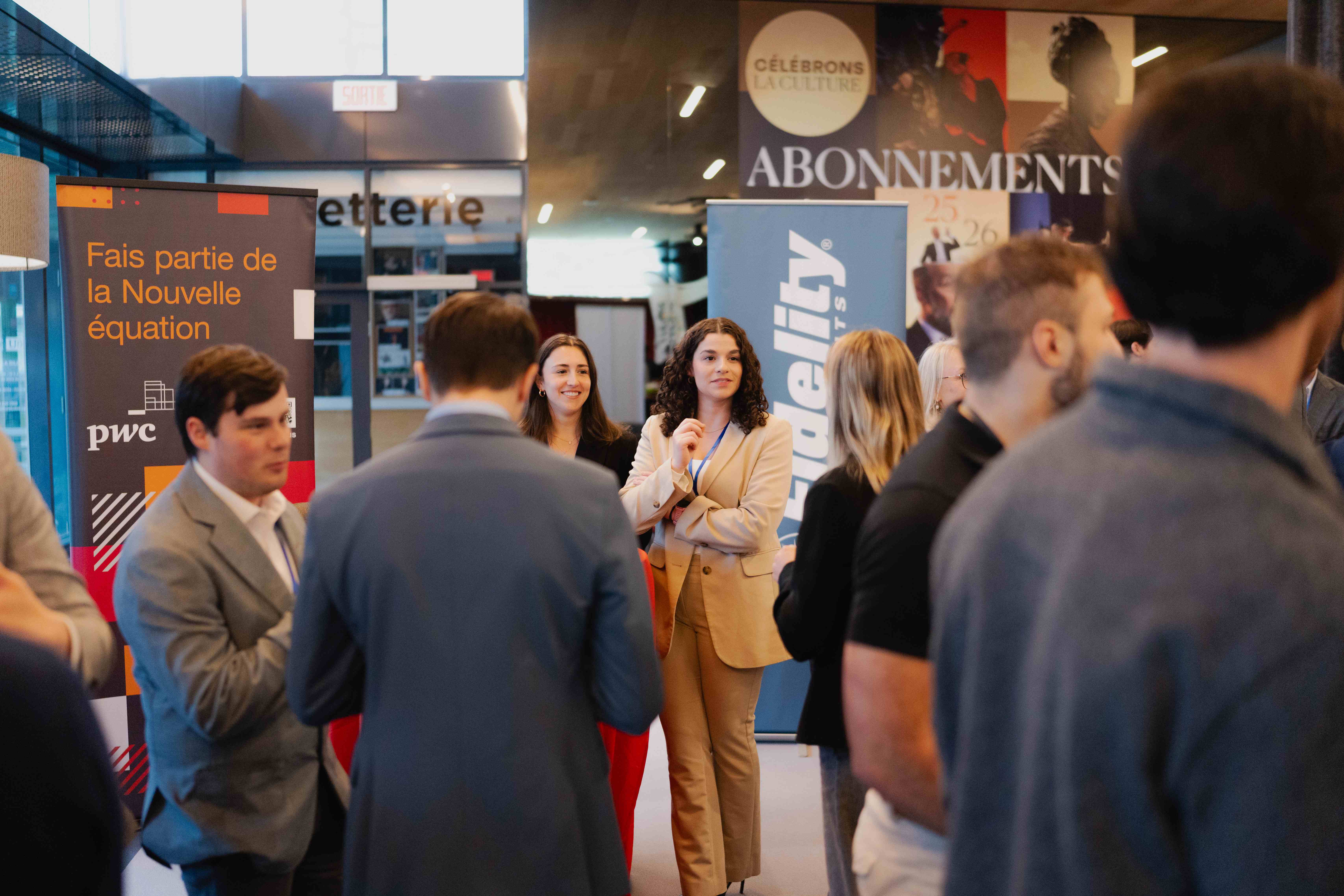 Networking lors d'un événement avec partenaires PwC et Fidelity