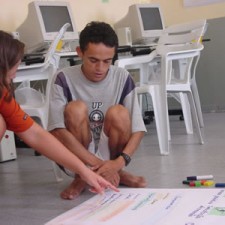 Zwei Teilnehmende gestalten ein Plakat