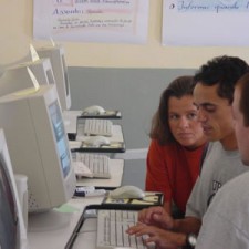 Schüler an Computern im Kursraum