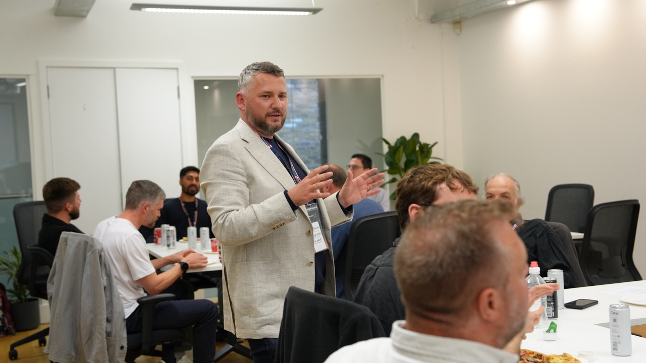 Community networking and discussion at a Cloud Native roundtable session