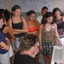 Gruppe von Frauen um einen Laptop