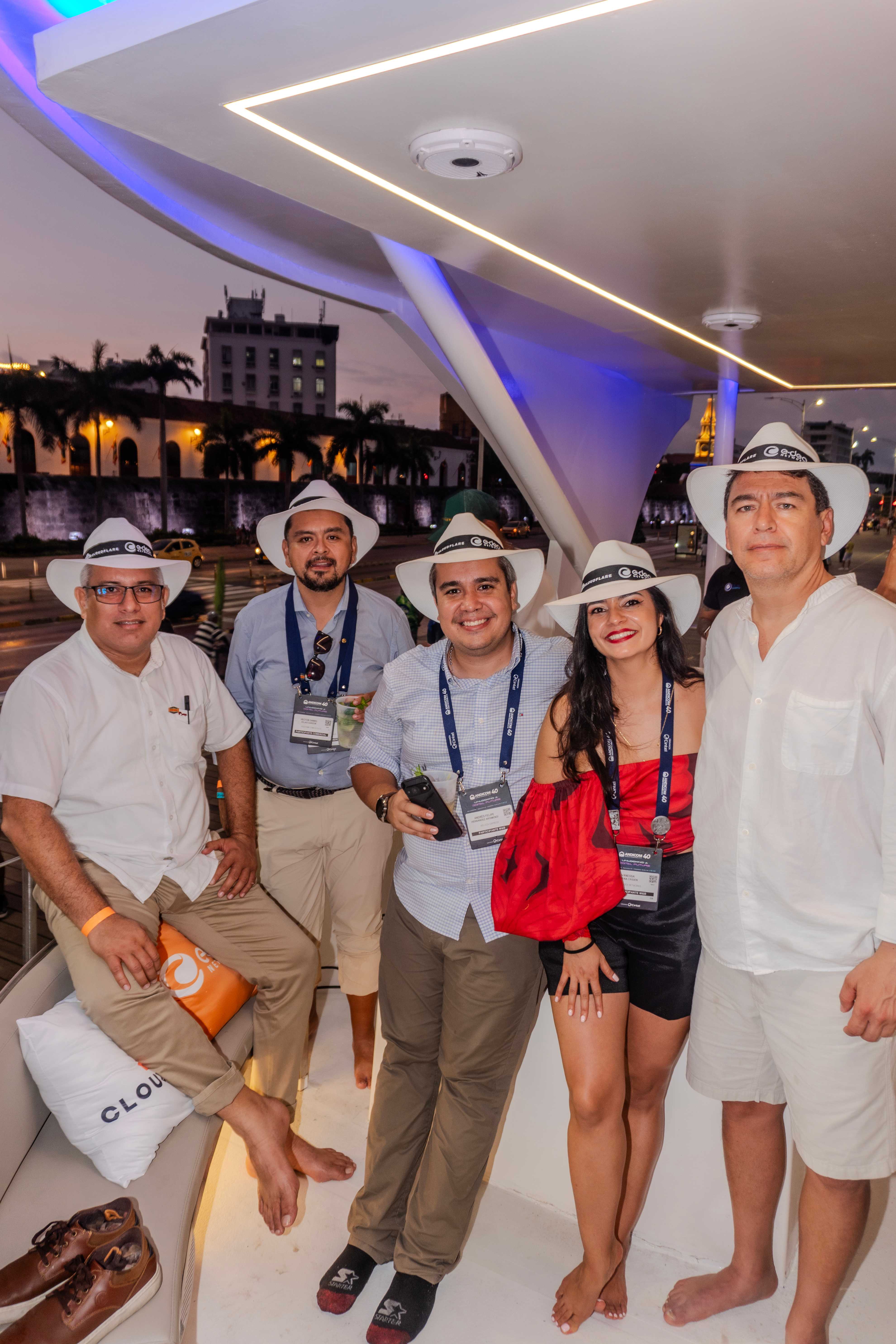 Invitados de un evento corporativo reunidos a bordo