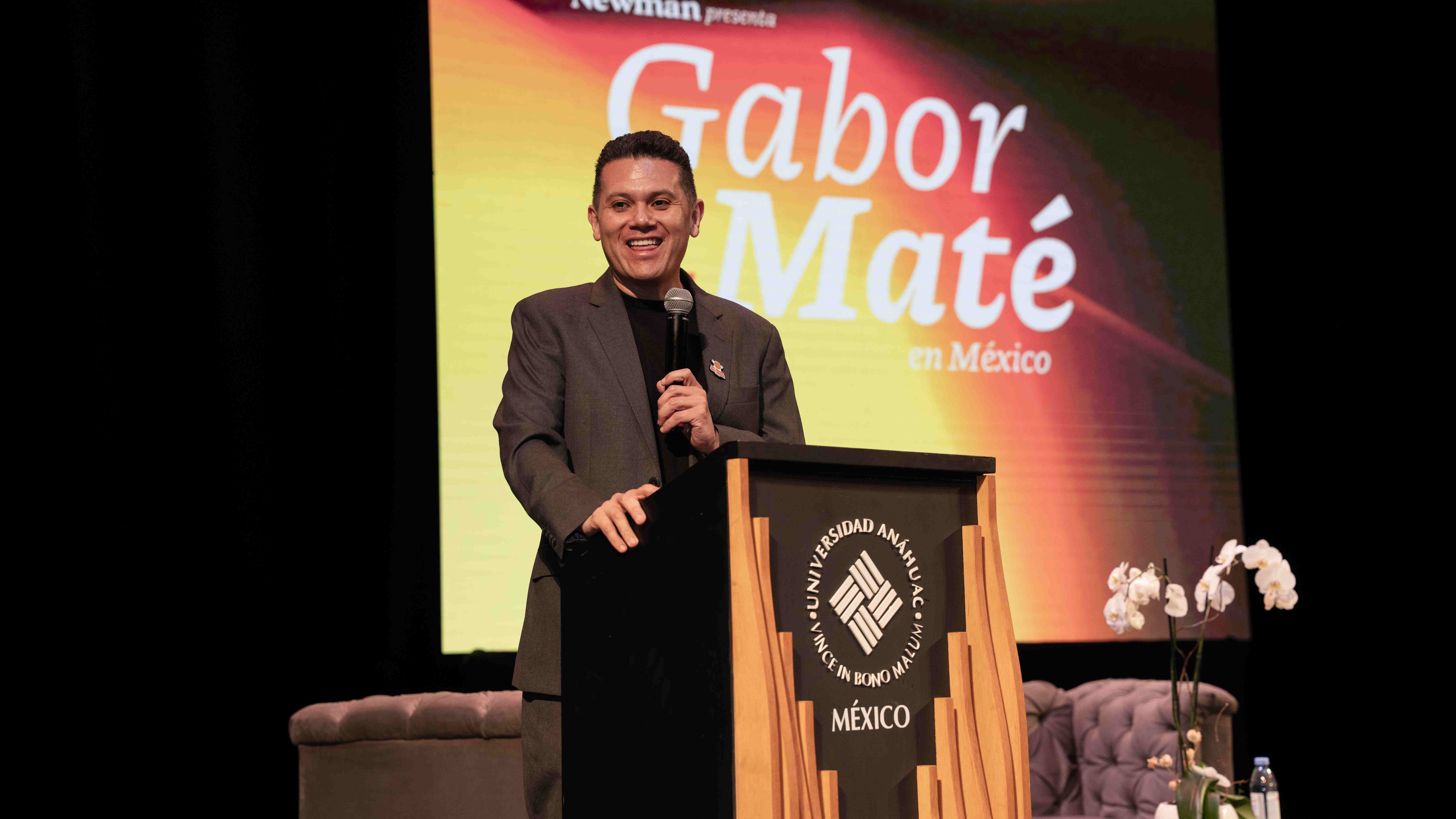 Oscar Rivas presentando en el Seminario de Gabor Maté