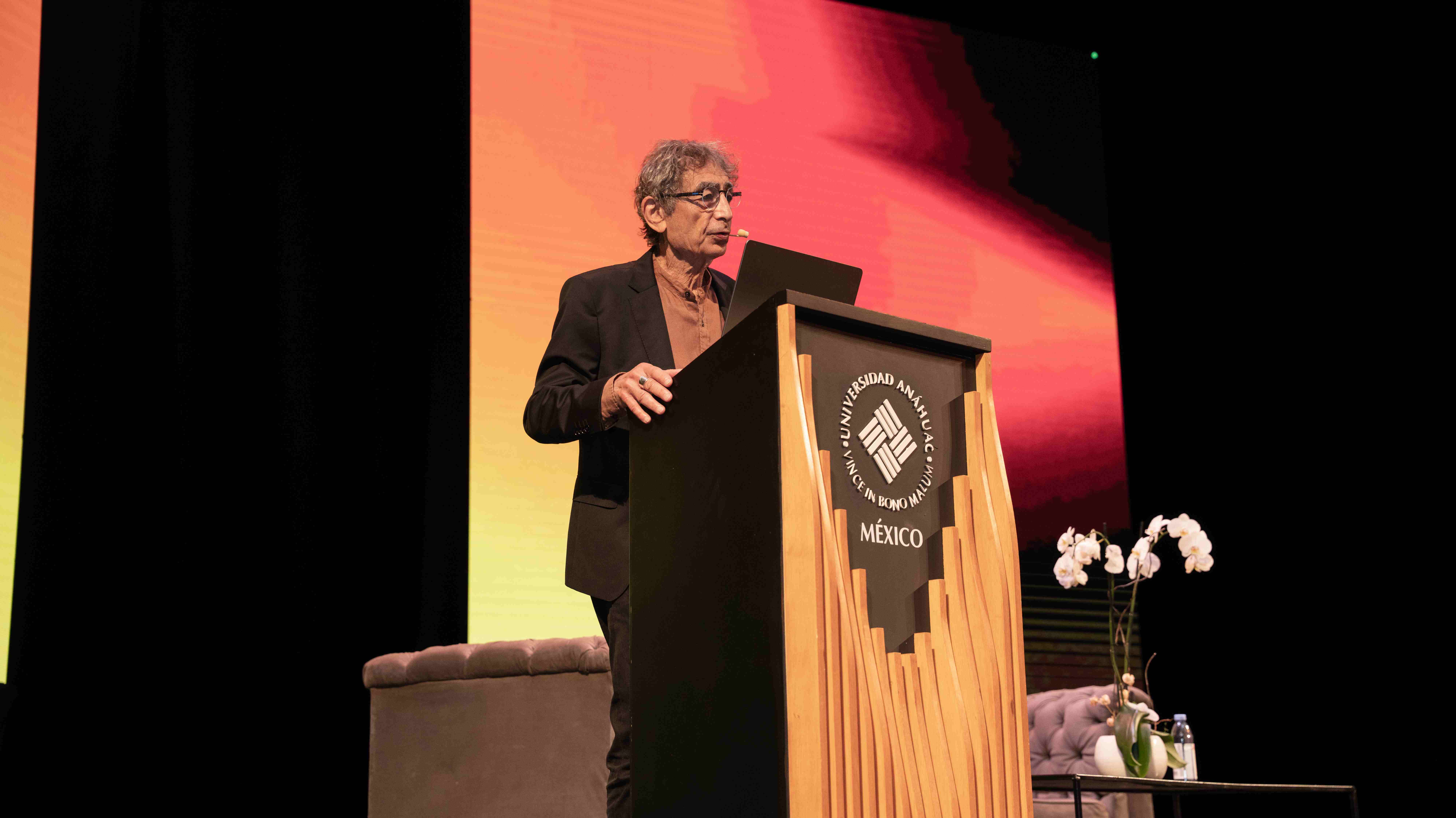 Dr. Gabor Maté en el podio de la Universidad Anáhuac México durante el seminario, mayo 2026