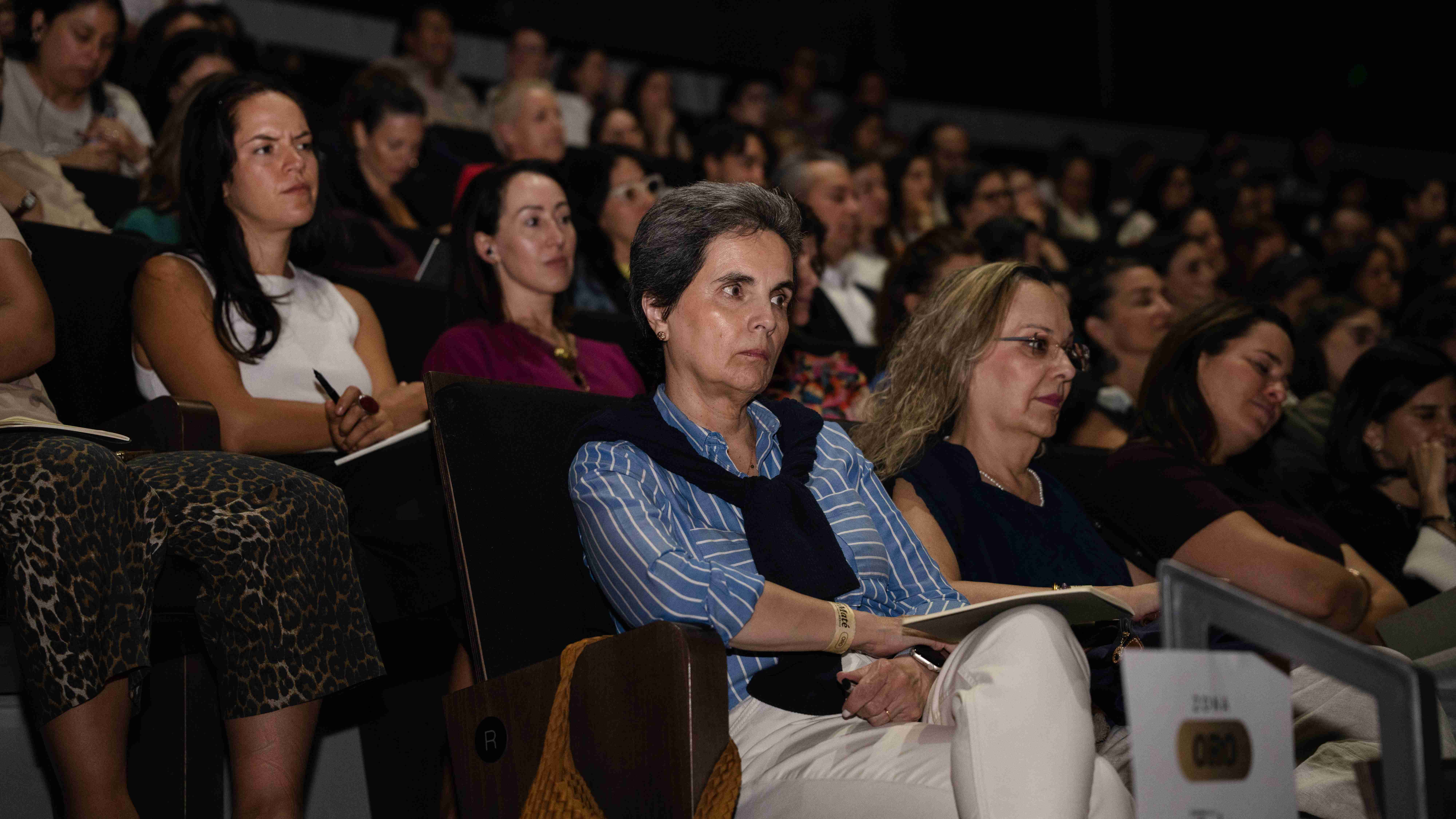 Profesionales de la salud mental tomando notas durante el seminario