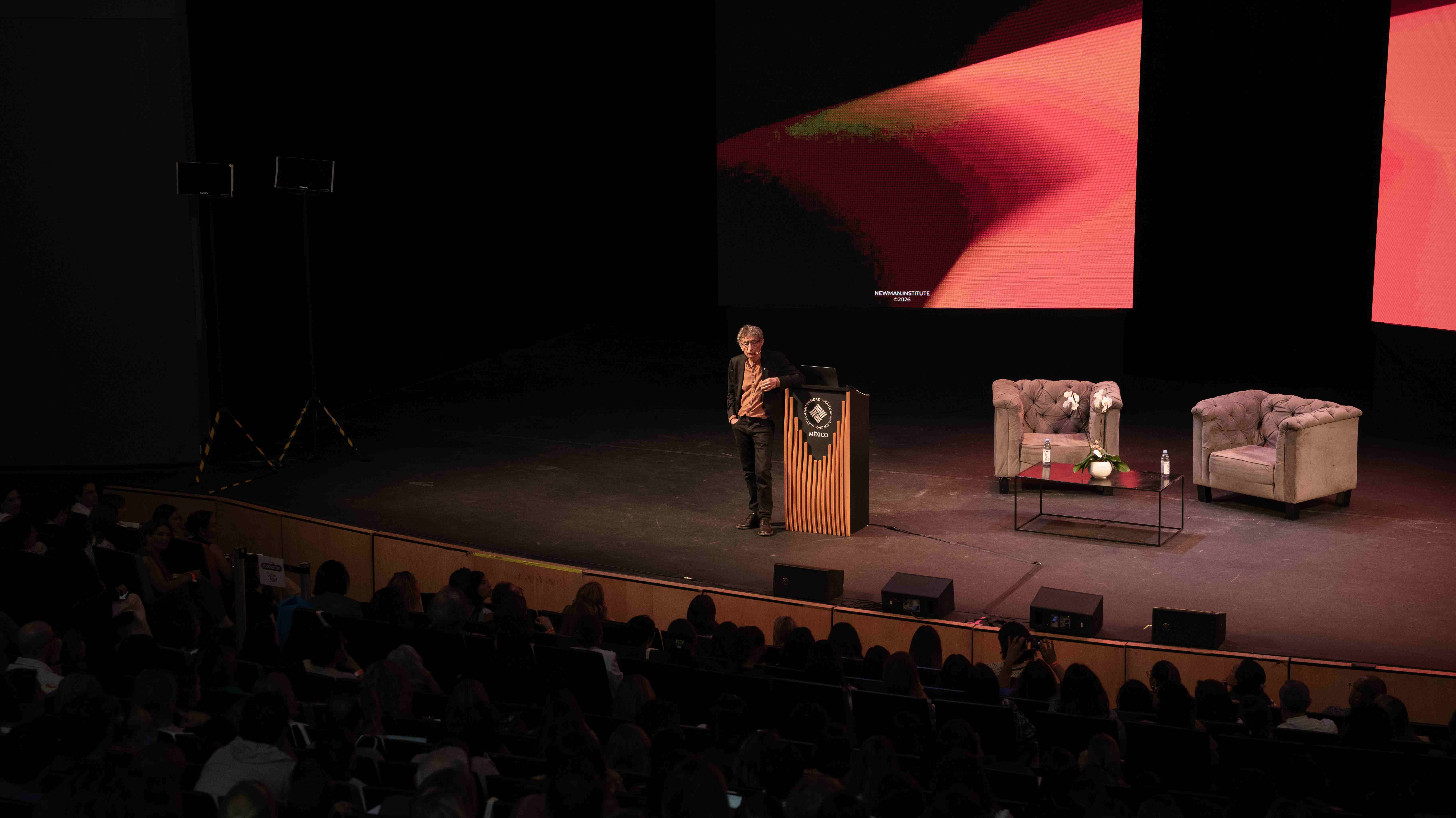 Vista panorámica del seminario con Gabor Maté en el escenario