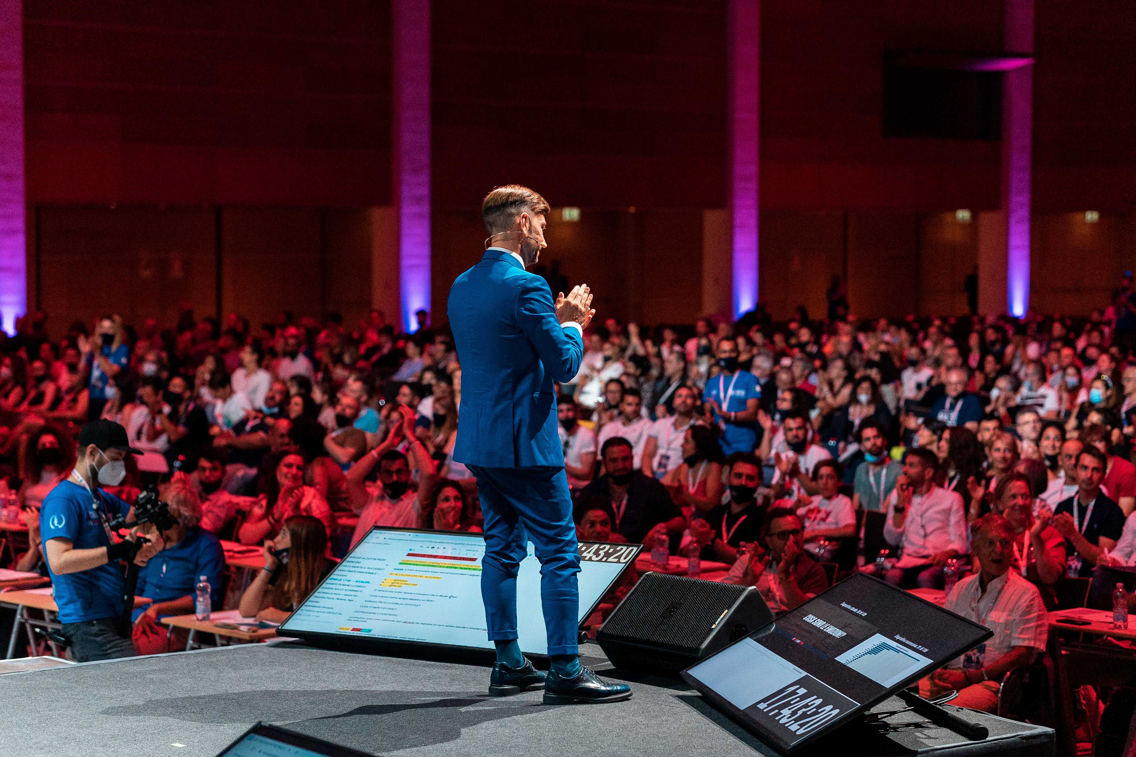 Leonardo Leone sul palco con il pubblico al Palacongressi