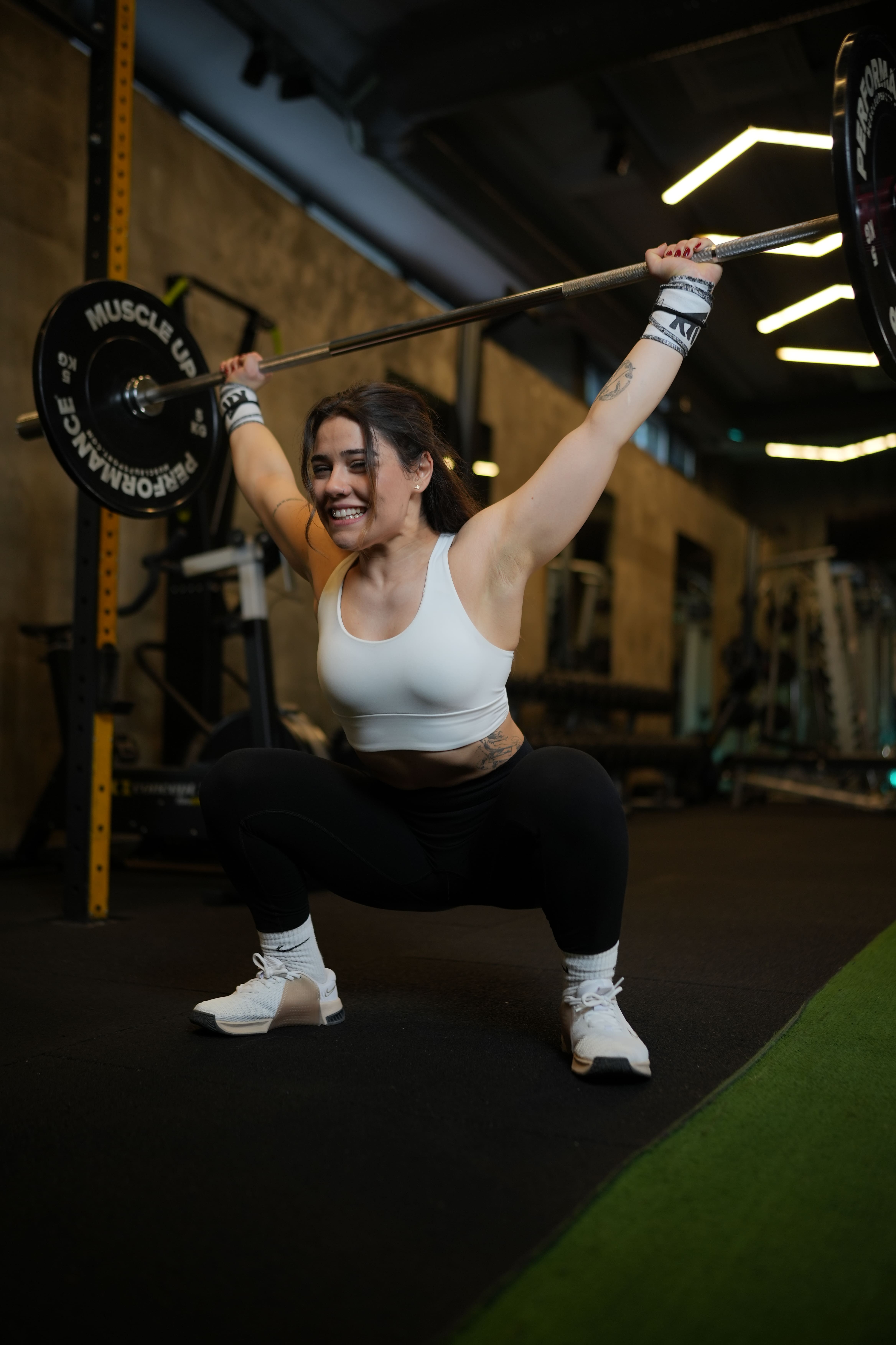 Zeynep Ersöz performing an Olympic weightlifting movement