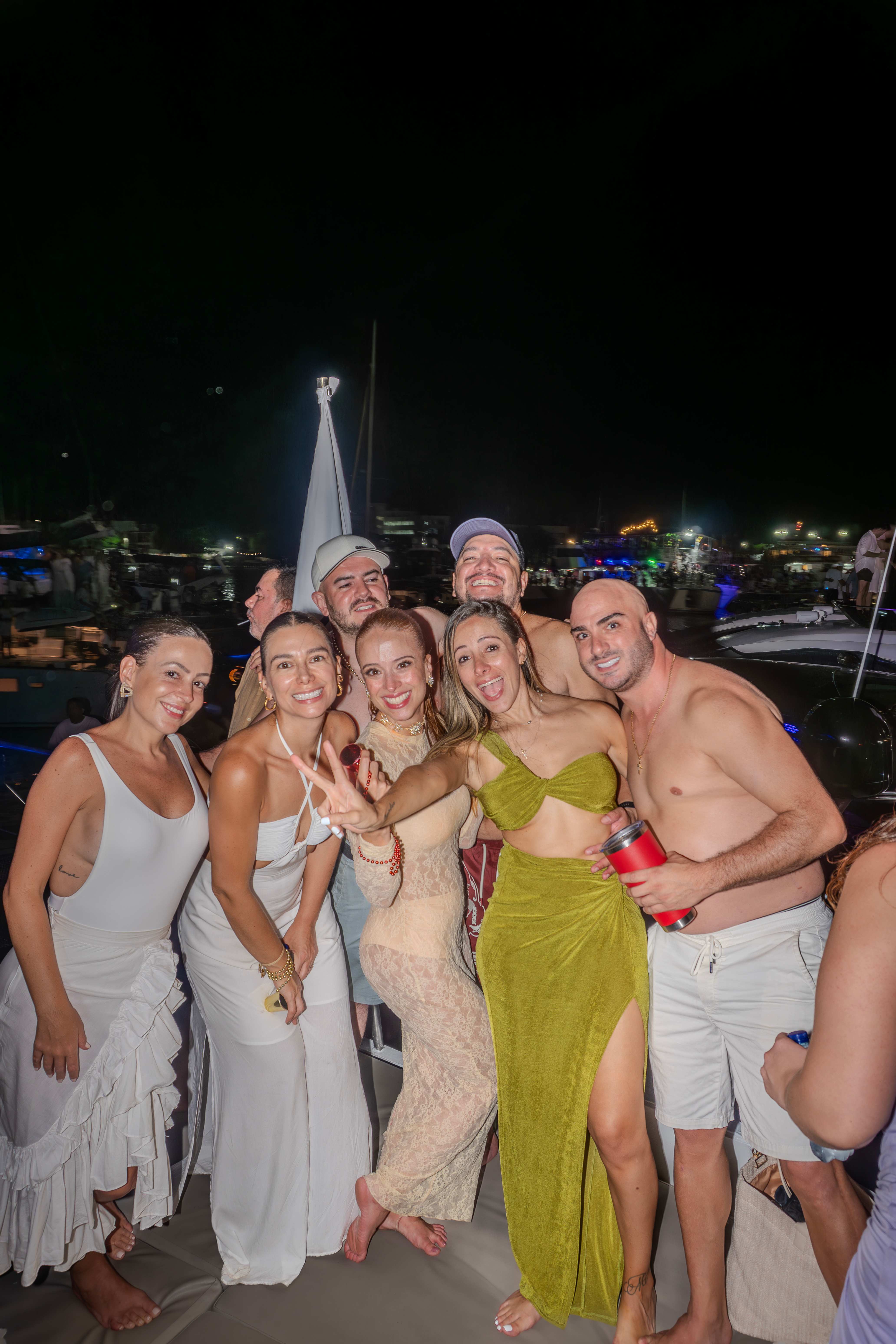 Invitados disfrutando una celebración elegante en cubierta