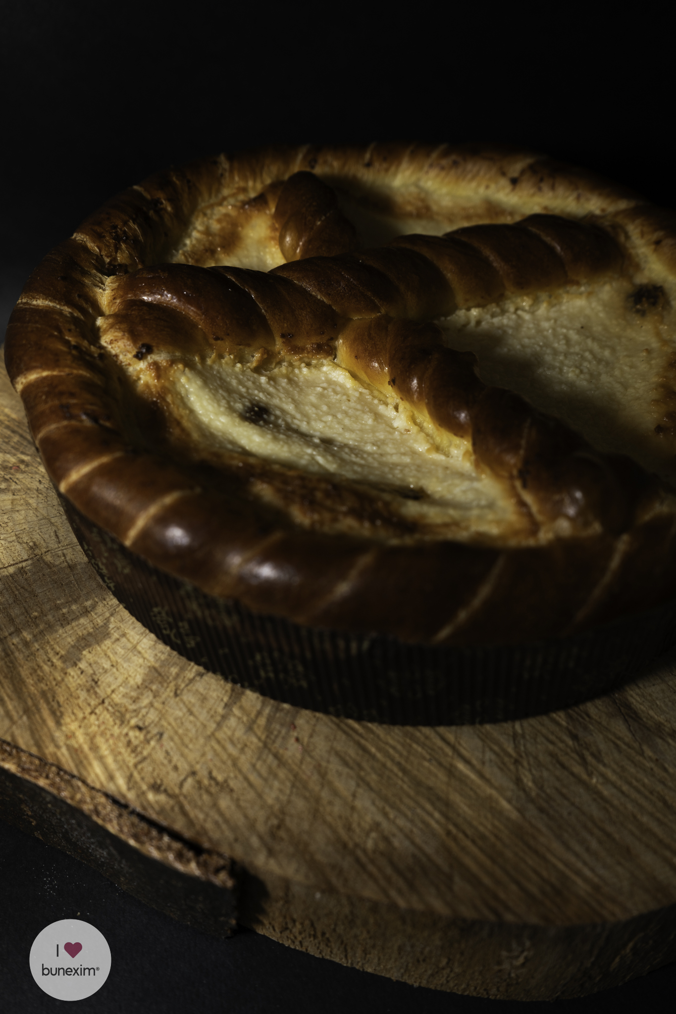 Produs de patiserie fotografiat dramatic pe fundal întunecat