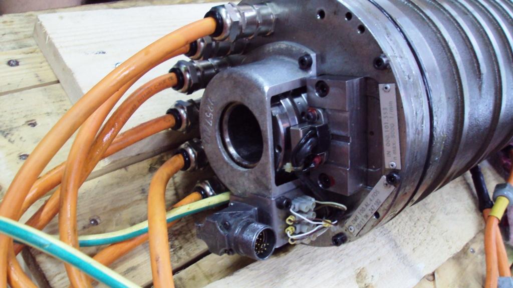 Servo motor montaža sa narancrastim kabelima i flange konektorima