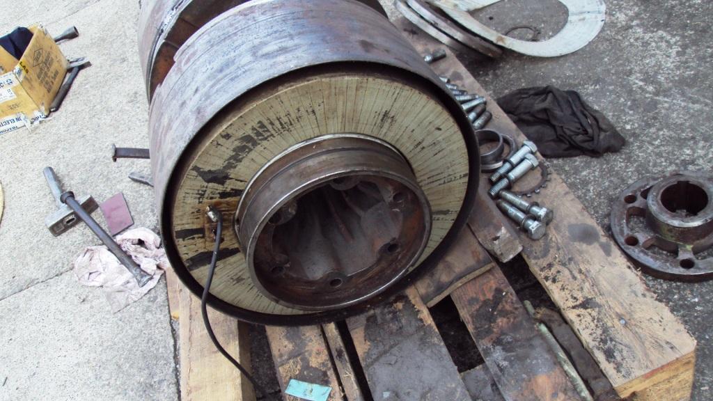 Rotor sa tamnim laminiranim keramičkim jezgrom, montiran sa metalnim lancem za industrijski transport