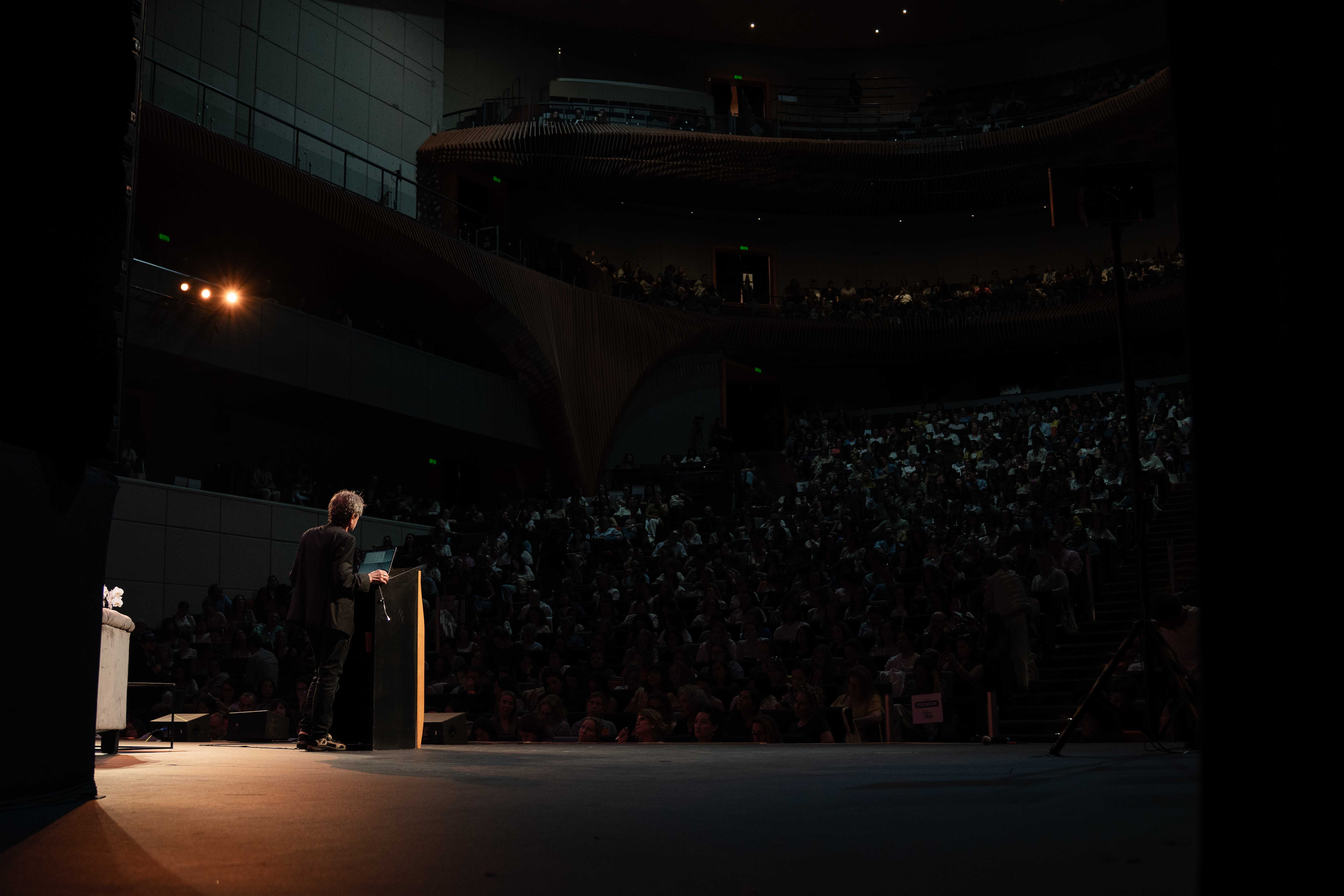 Vista desde el escenario del auditorio lleno durante el seminario