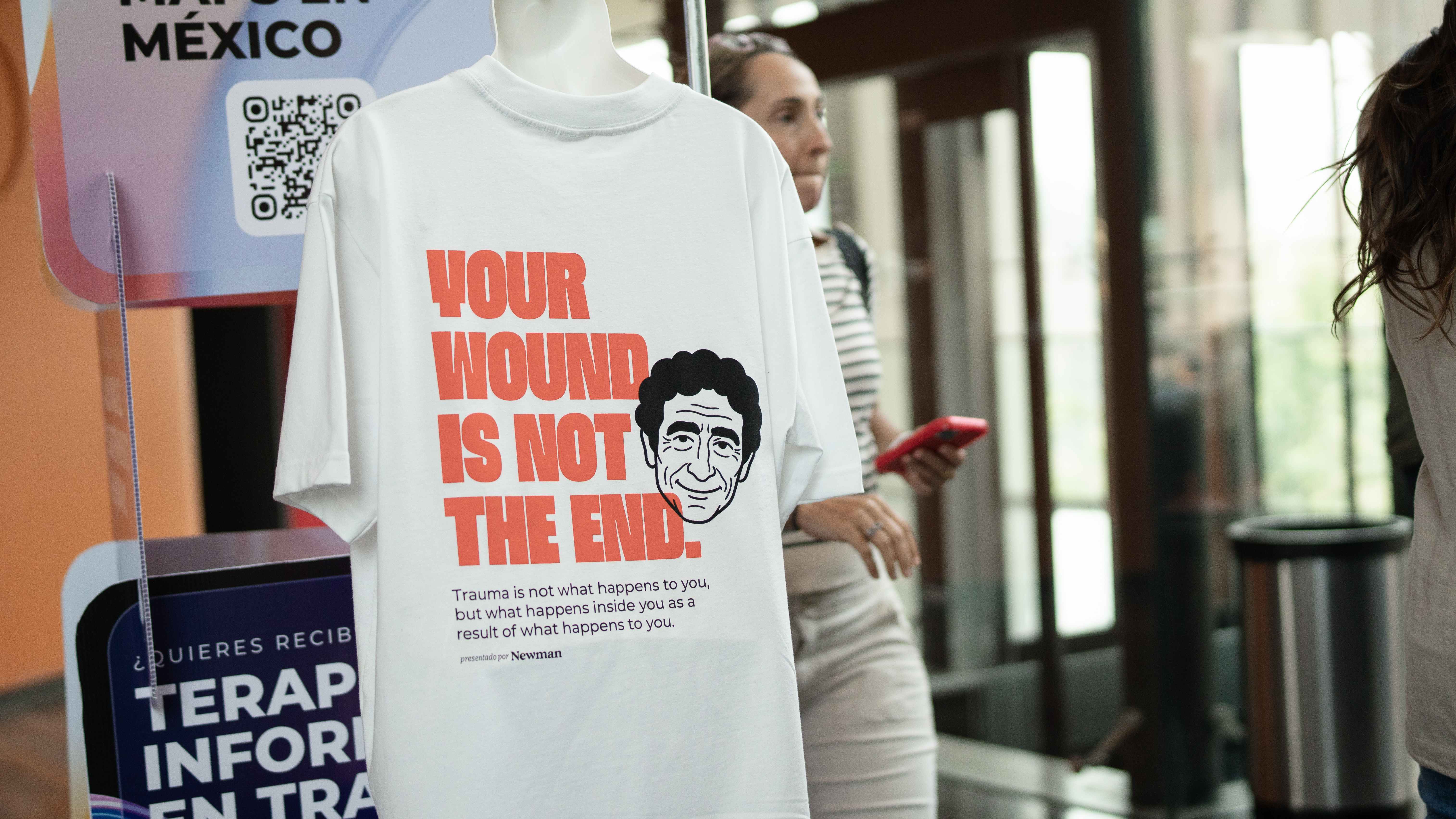 Camiseta con el mensaje 'Your wound is not the end' y la ilustración de Gabor Maté