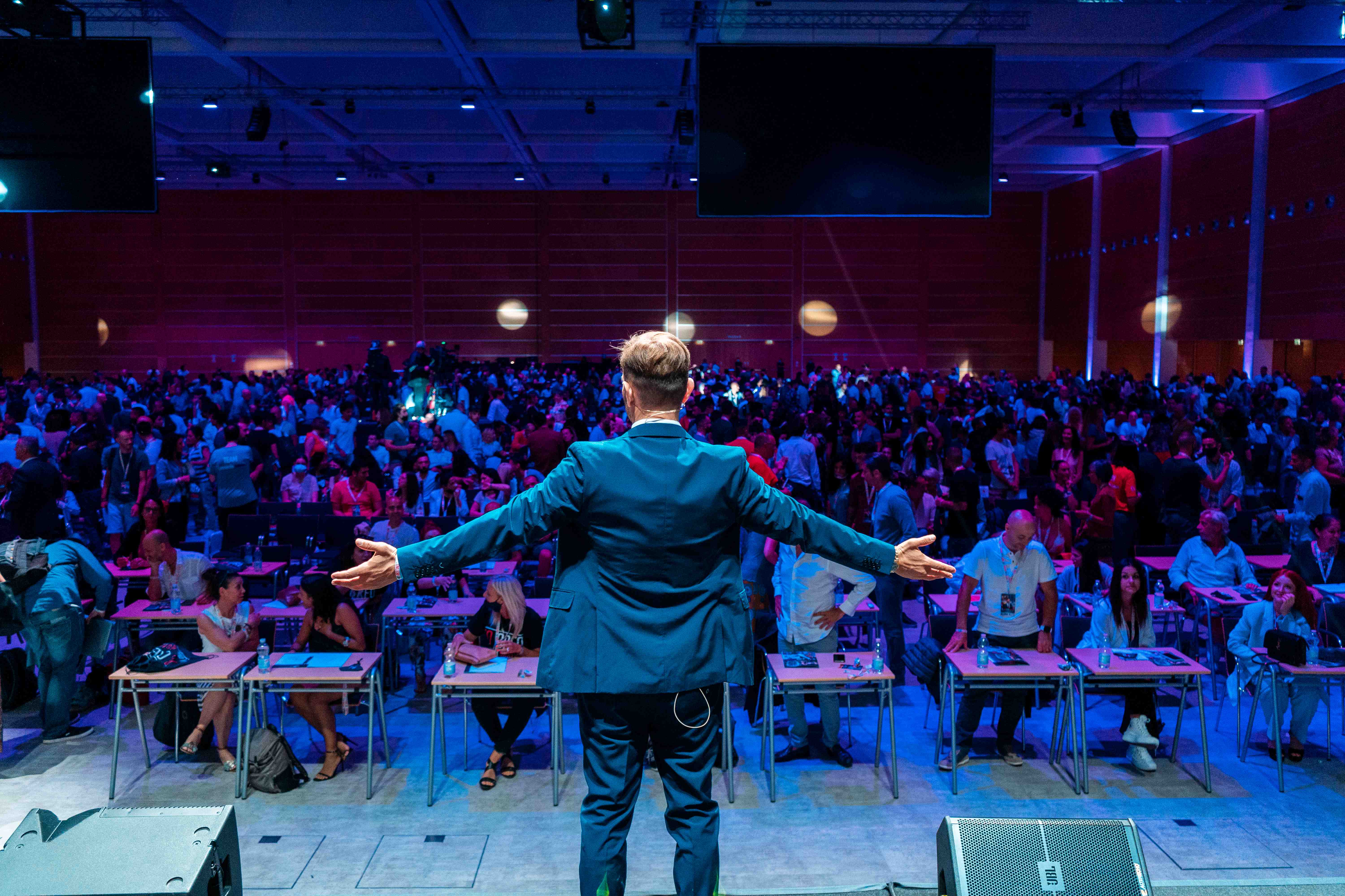 Leonardo Leone sul palco di fronte a oltre 1.500 persone al Palacongressi di Riccione