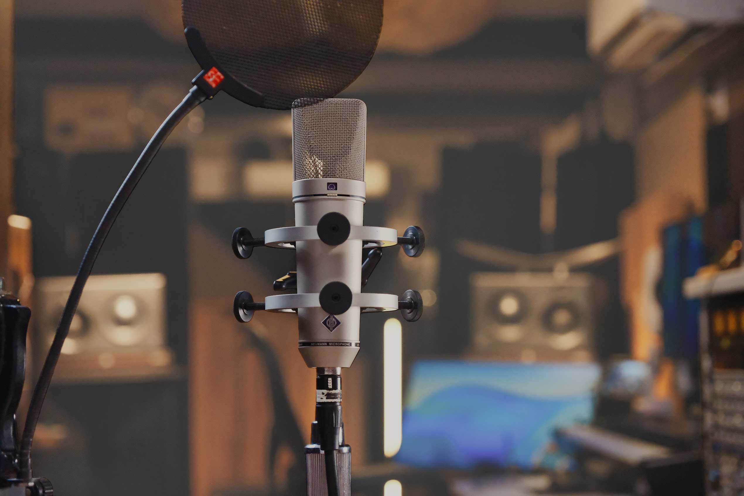 Neumann U87Aiコンデンサーマイクが録音位置にセットされたスタジオ空間。