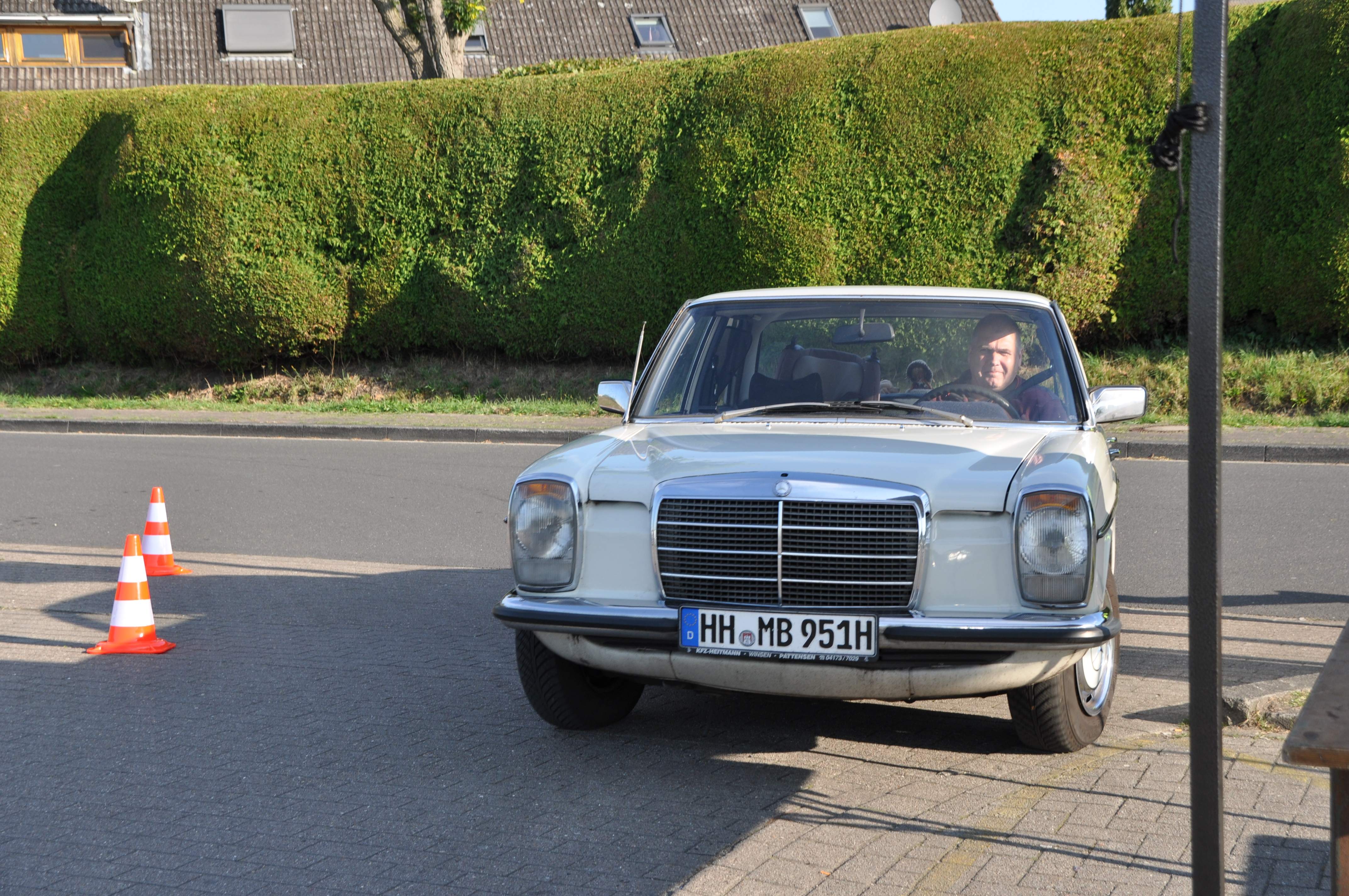 Weißer Mercedes W114 Strich-Acht