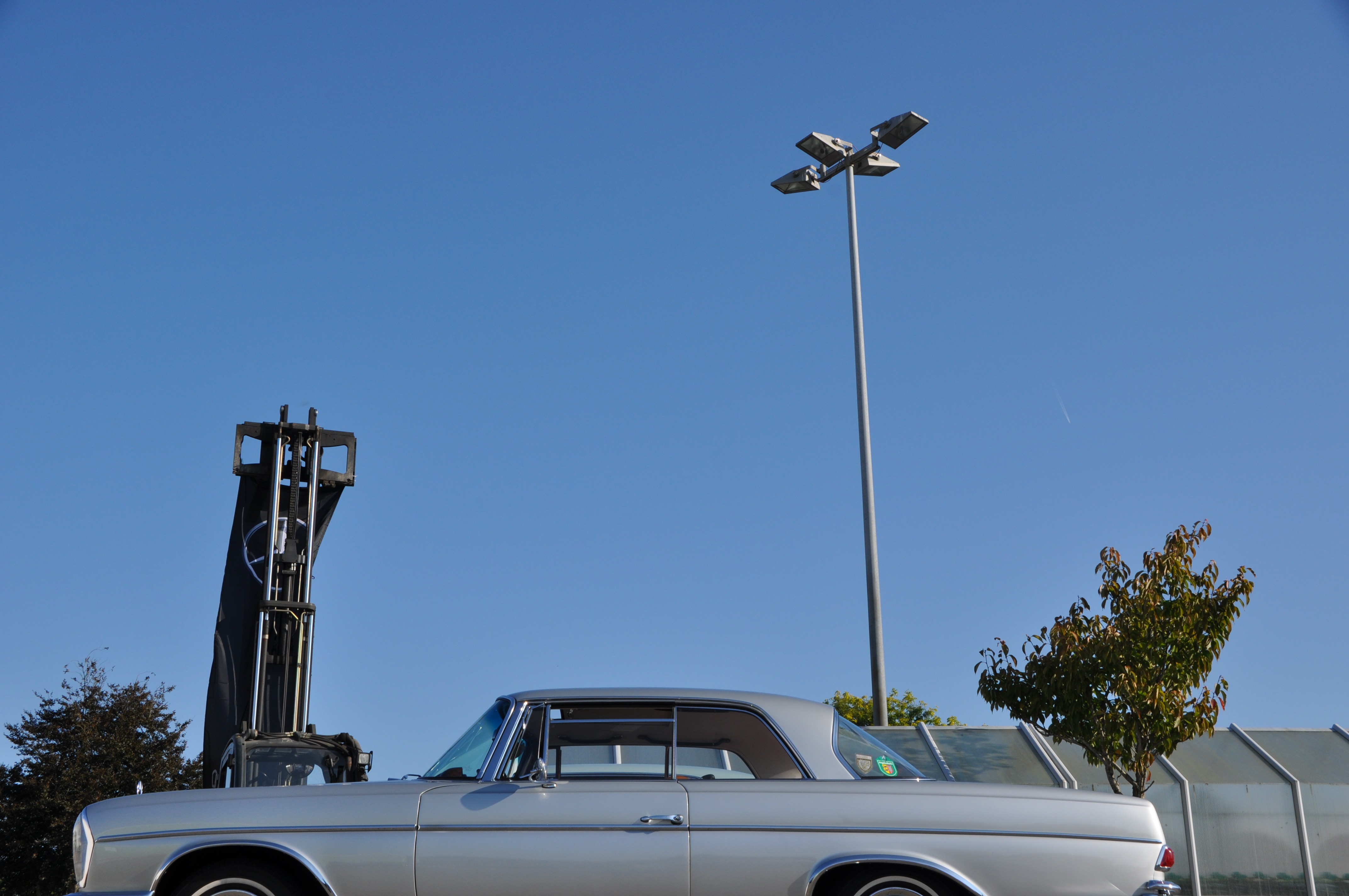 Mercedes W111 Coupe silber gegen blauen Himmel