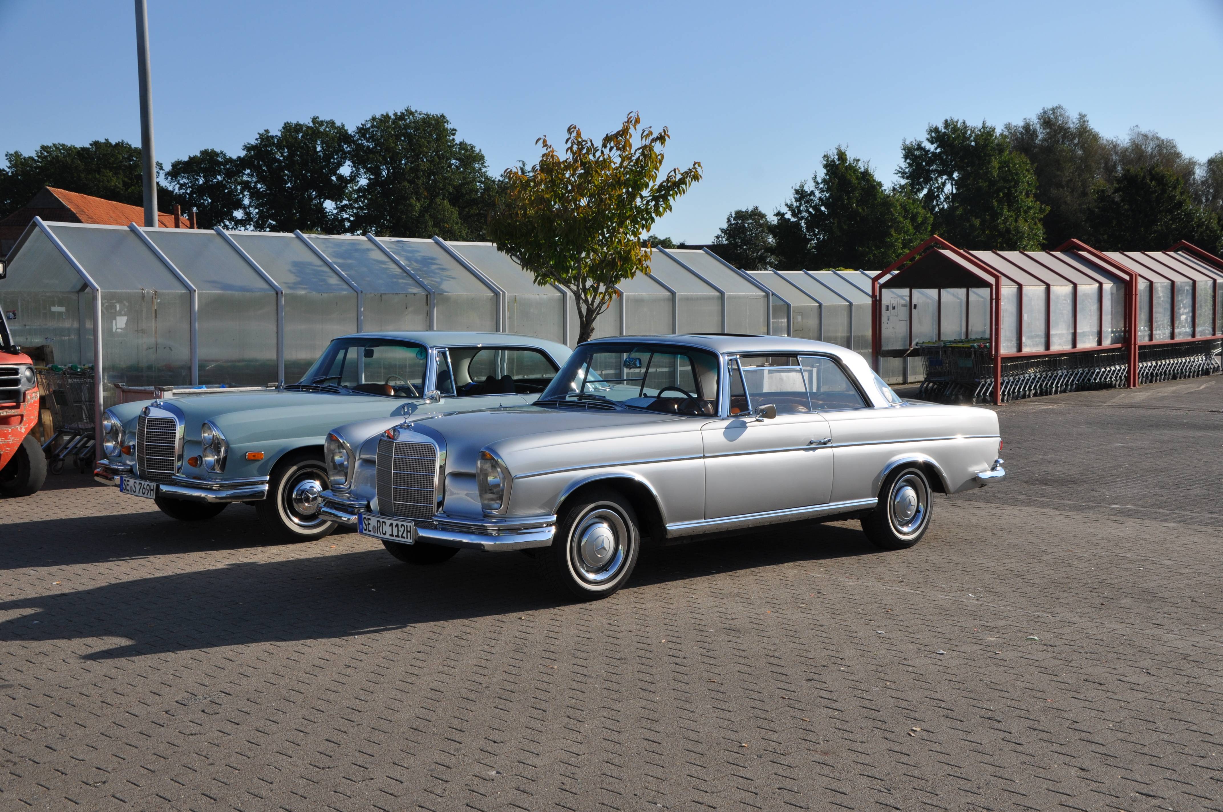 Zwei Mercedes W111 Coupes von vorne