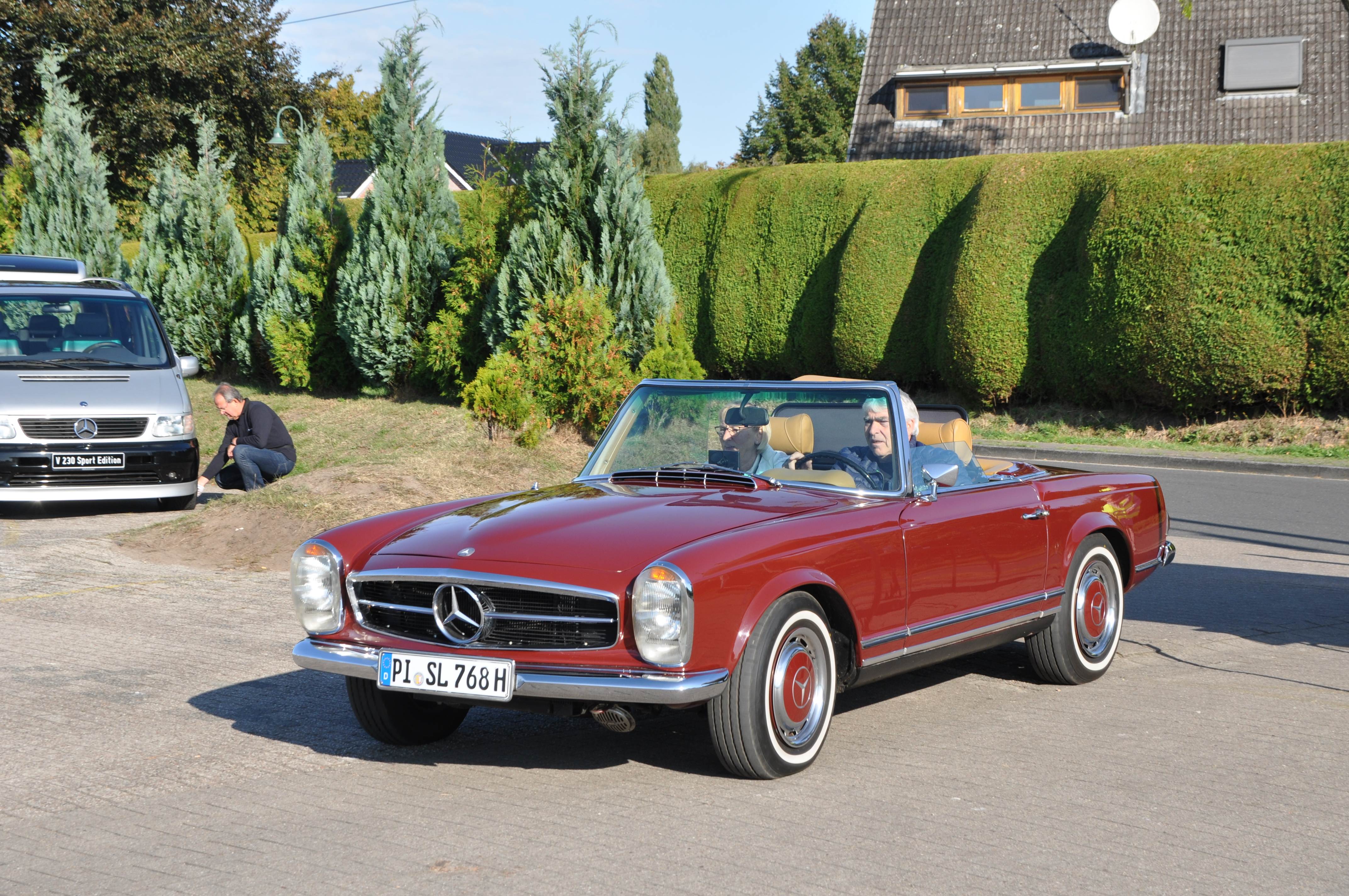 Roter Mercedes W113 Pagoda fahrend