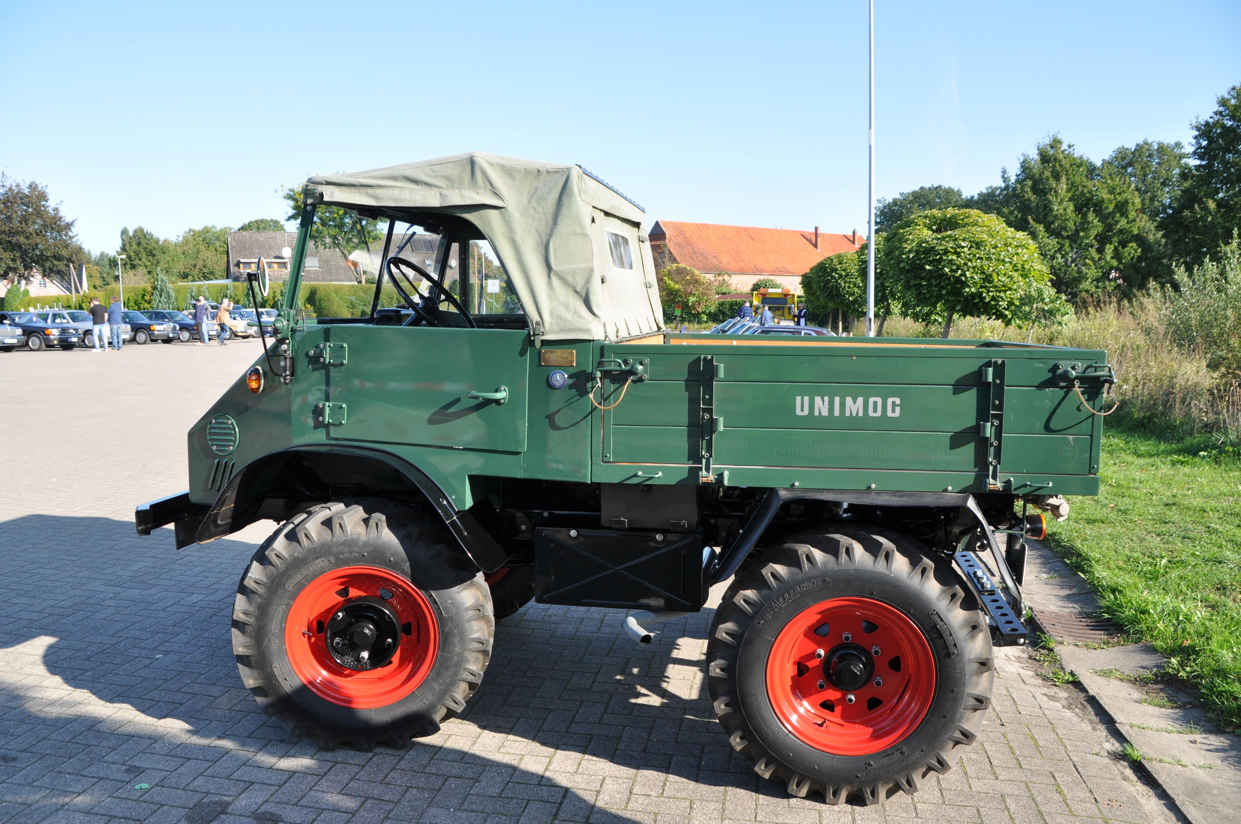 Grüner Unimog 411 mit orangenen Felgen