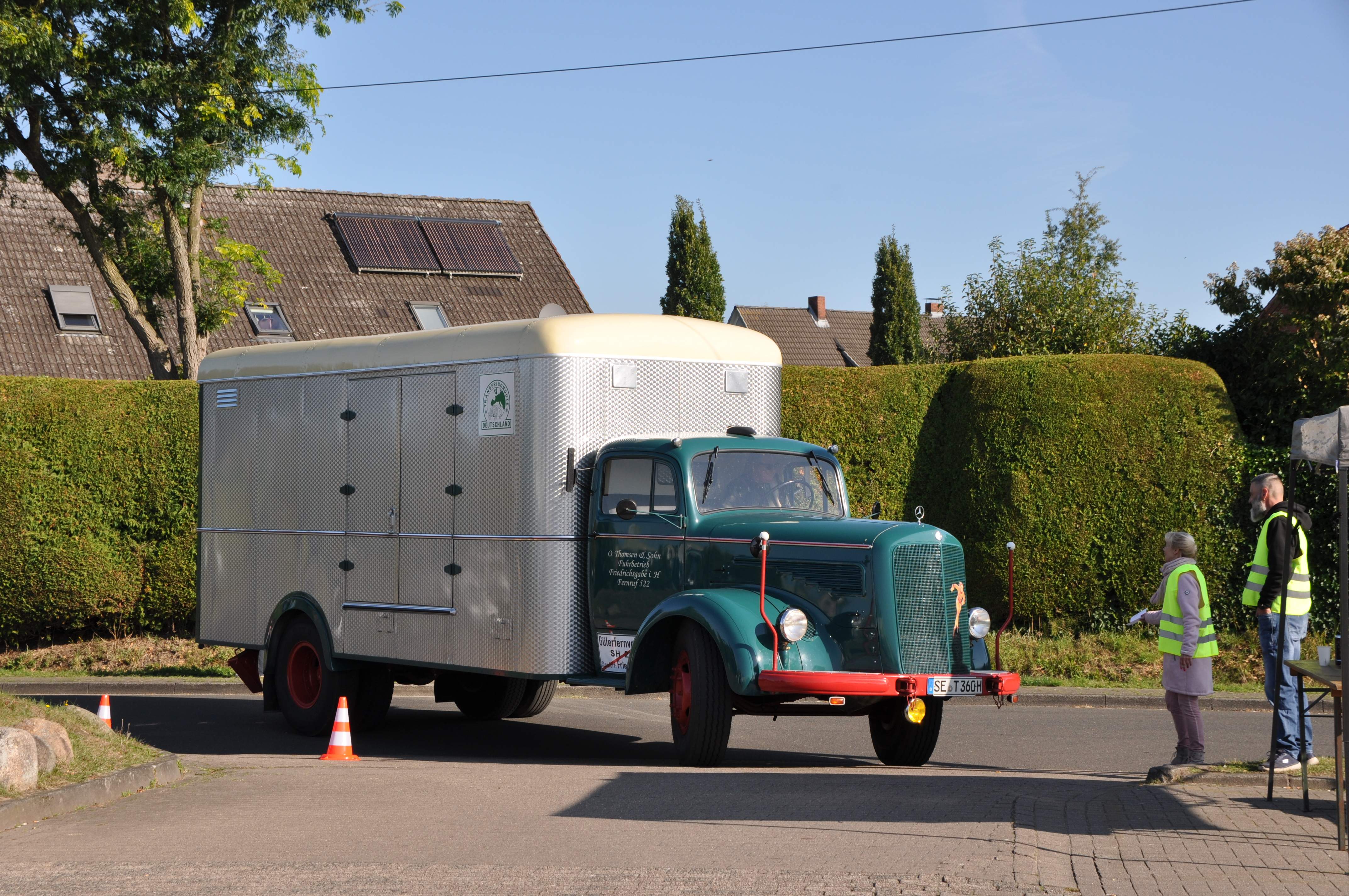 Mercedes L-Series Pferdetransporter türkis