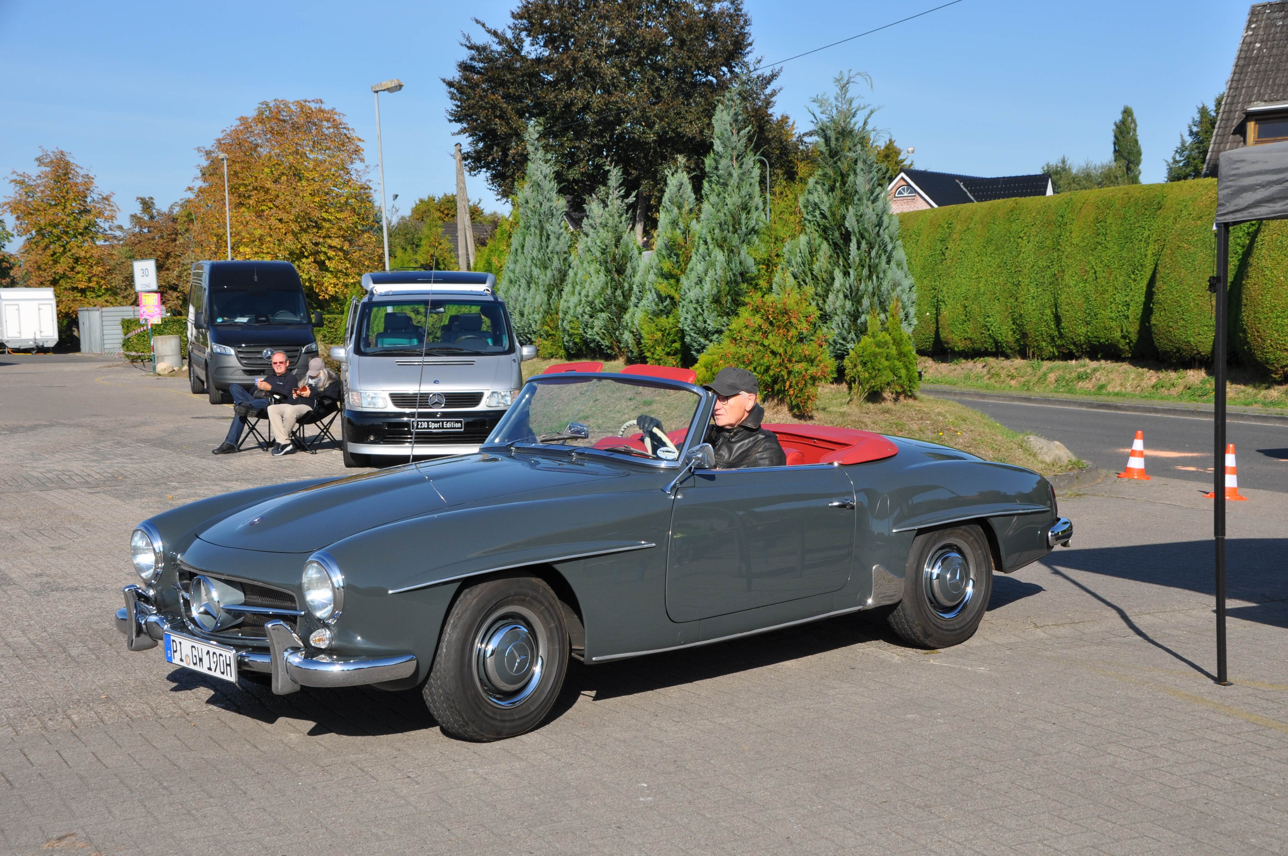 Grauer Mercedes 190SL mit rotem Interieur