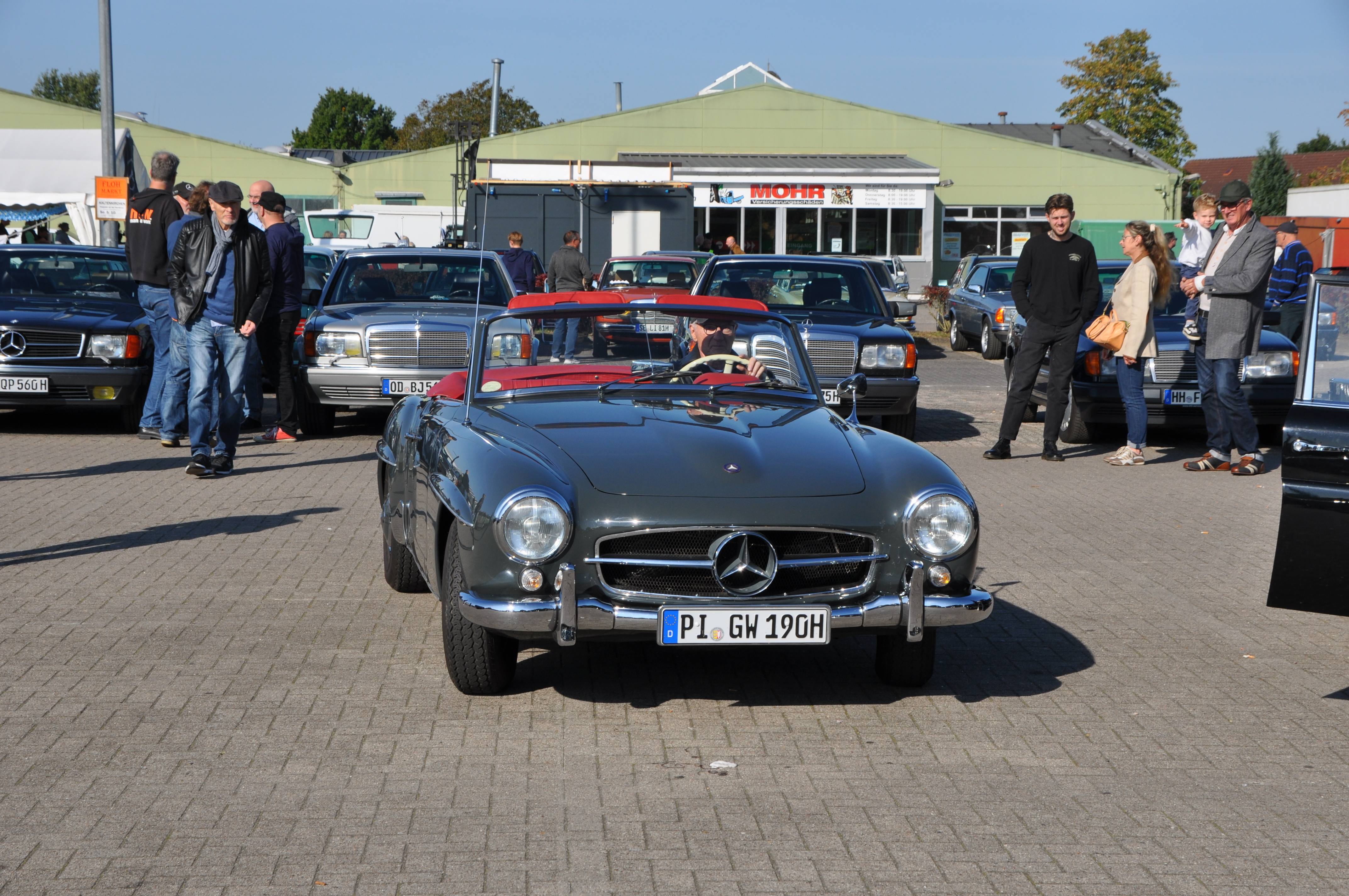 Dunkelblaues Mercedes Cabriolet mit Weißwandreifen