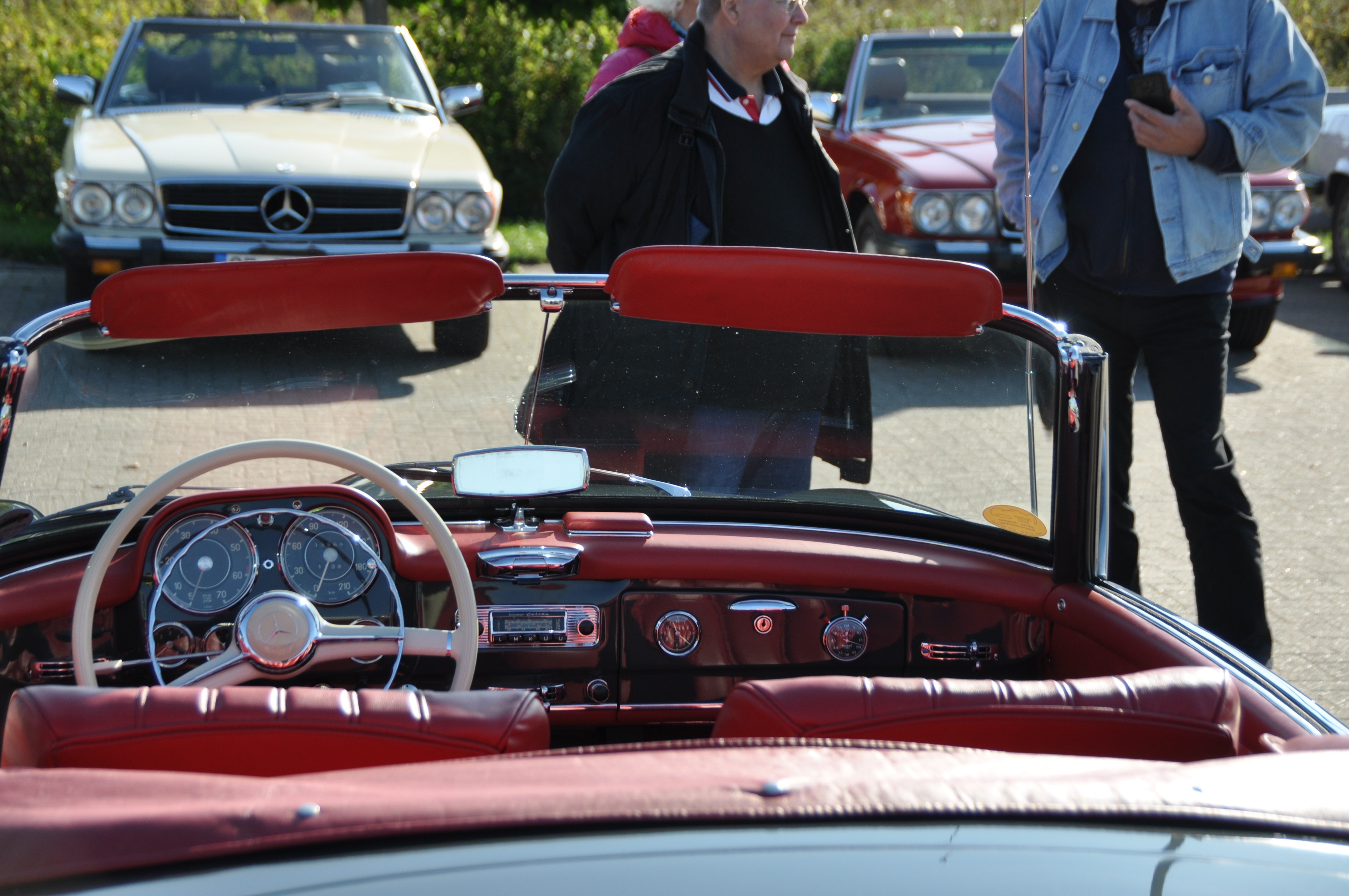Mercedes 190SL rotes Lederinterieur