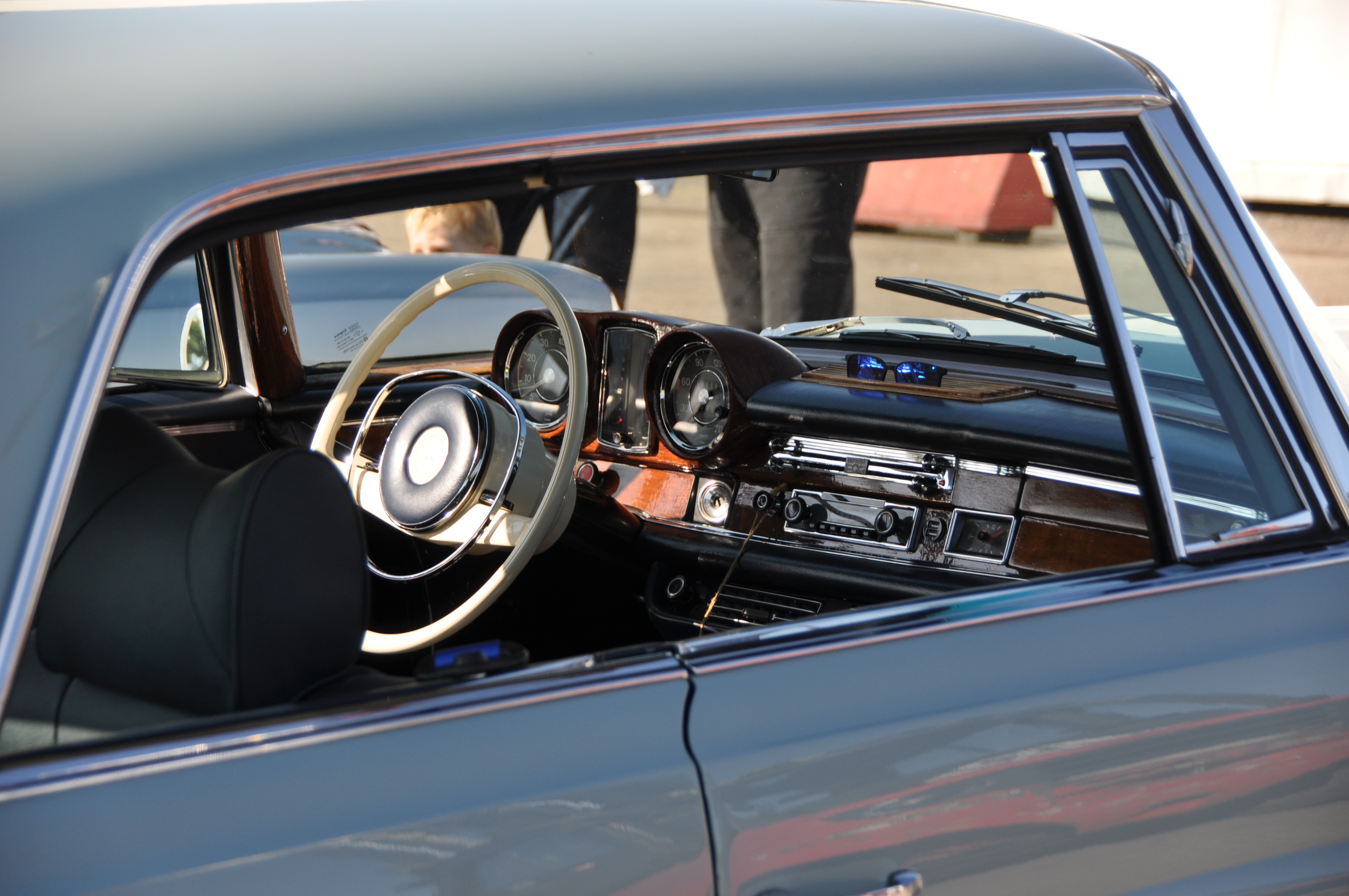 Roter Mercedes 190SL mit offener Haube