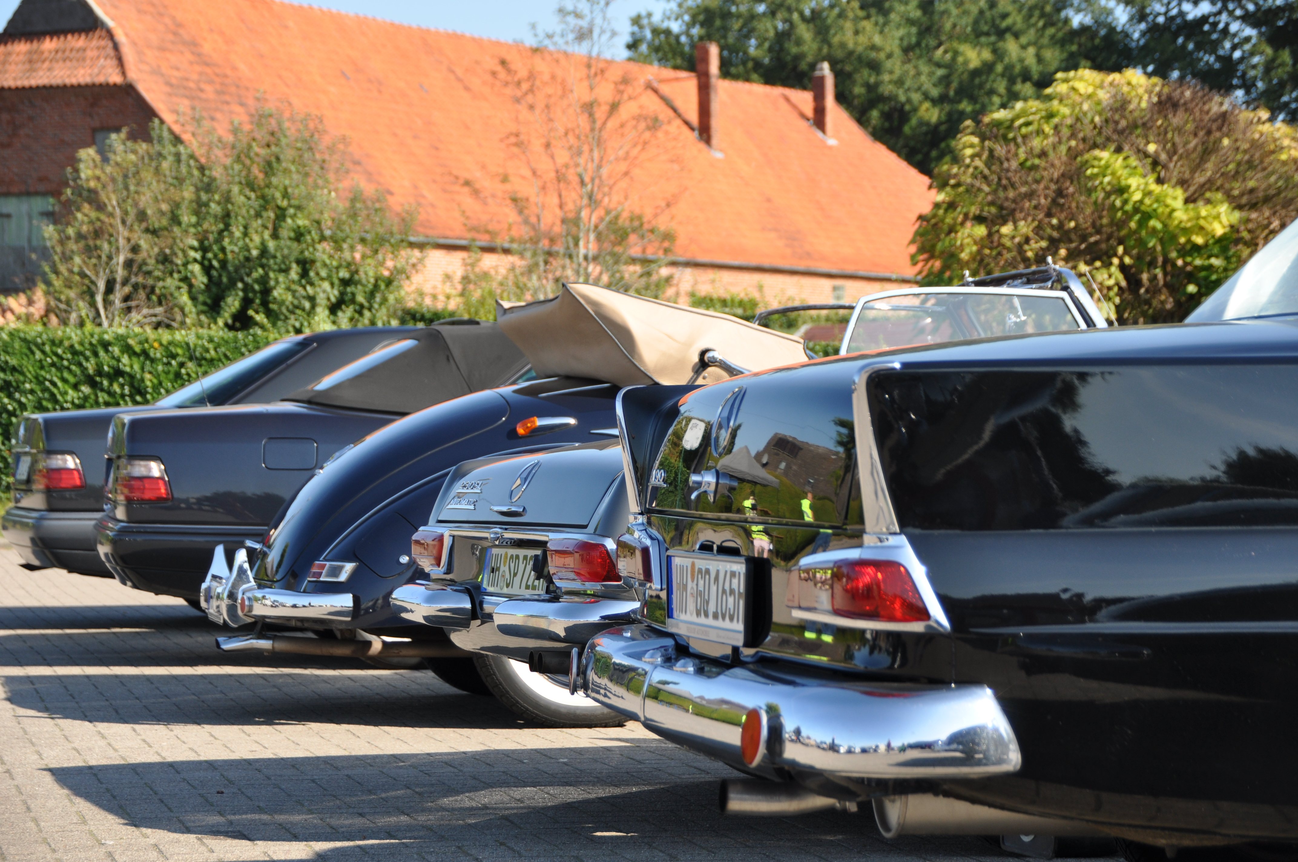 Blaues Mercedes Cabrio von oben