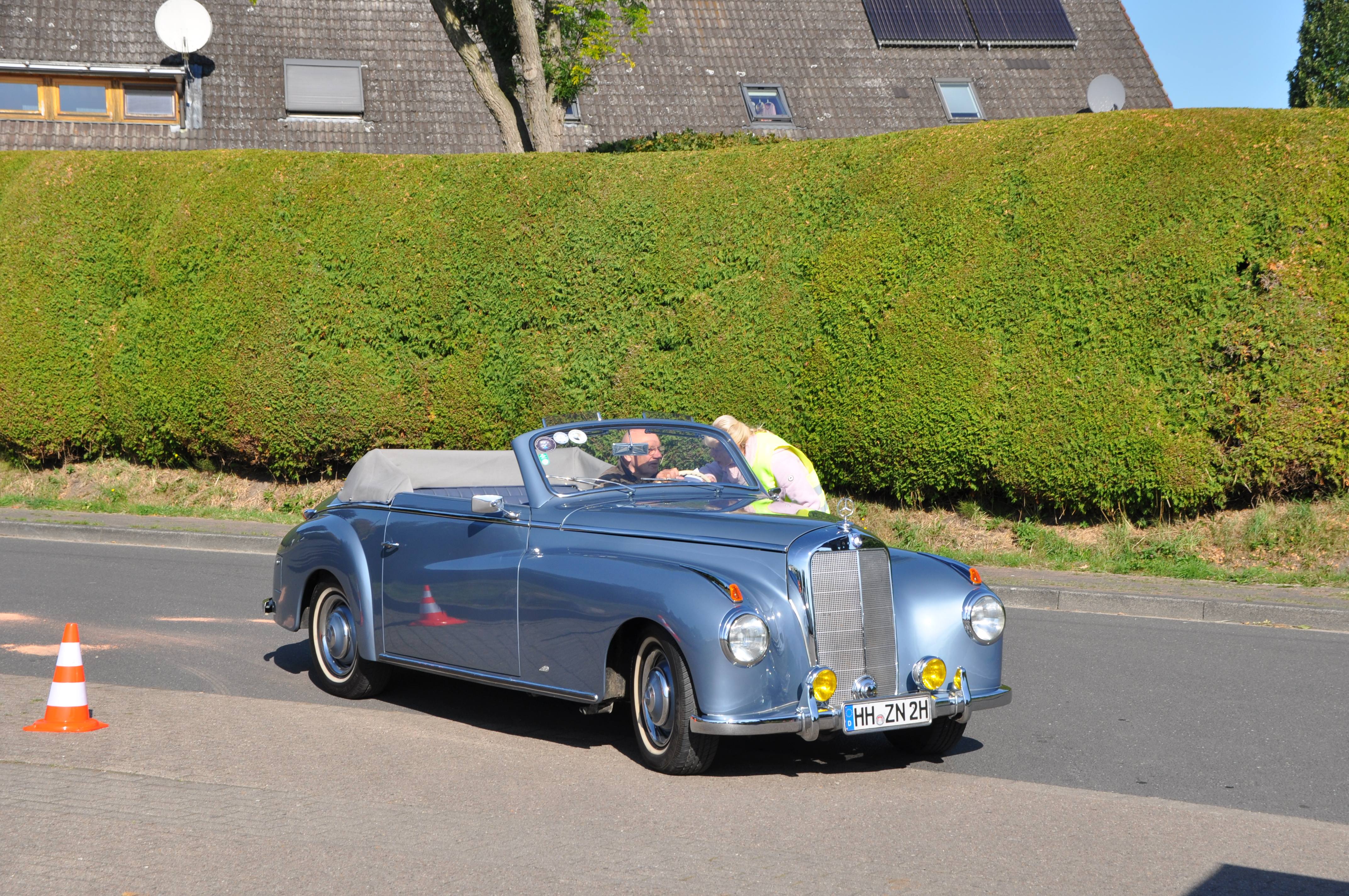 Besucher bewundern Mercedes Cabrio