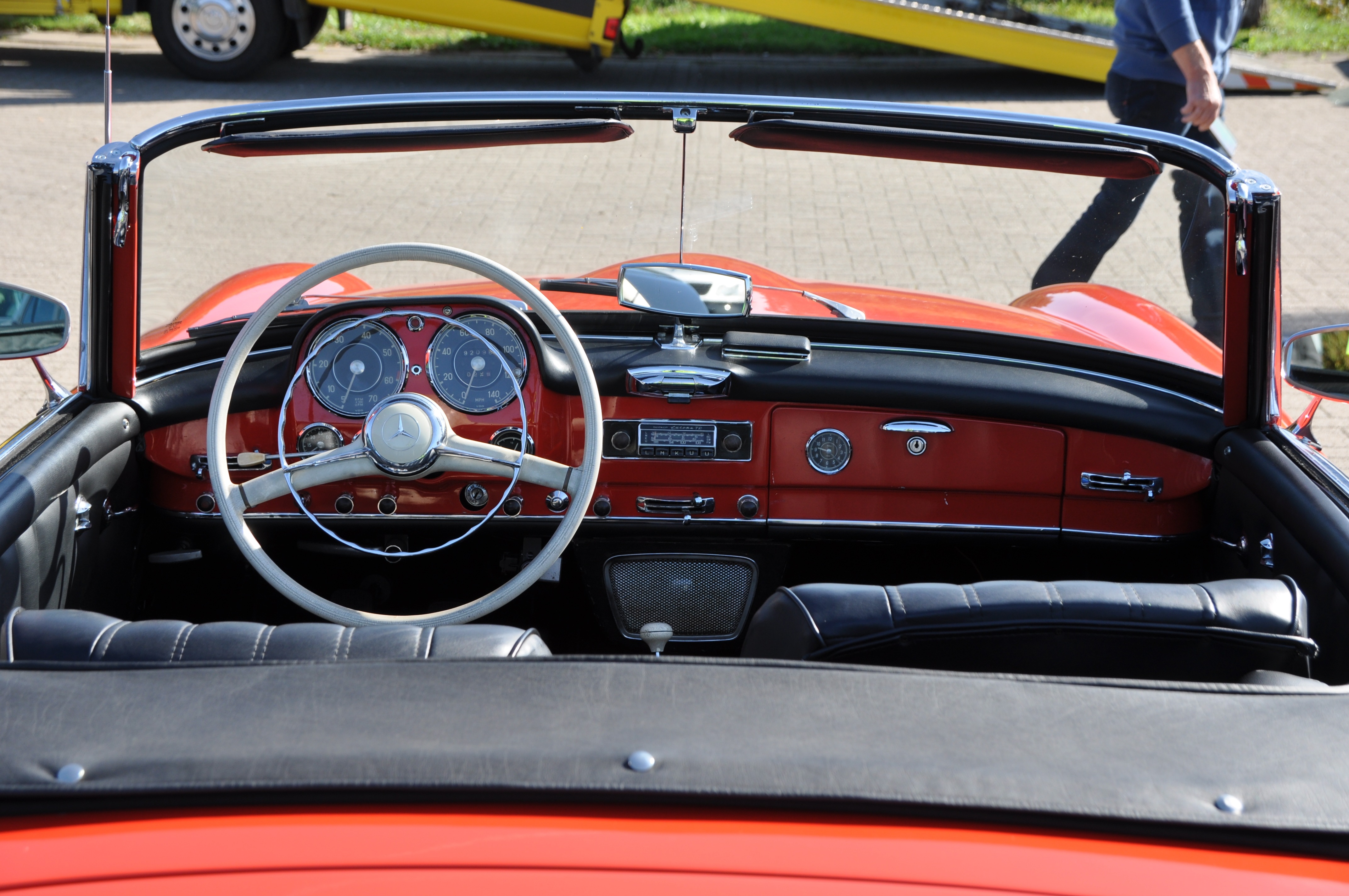 Hellblaues Mercedes Cabriolet fahrend