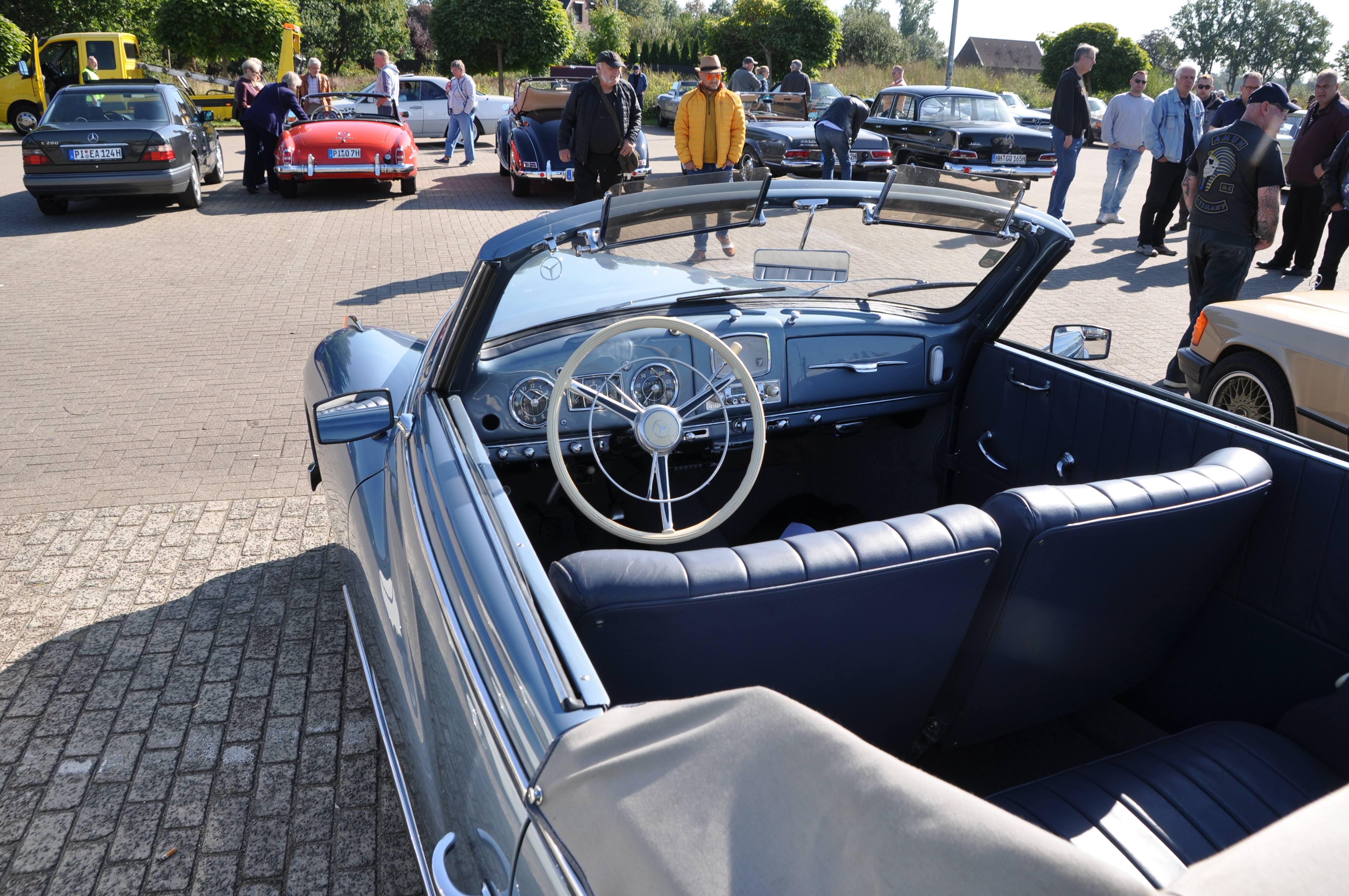 Roter Mercedes 190SL Cockpit