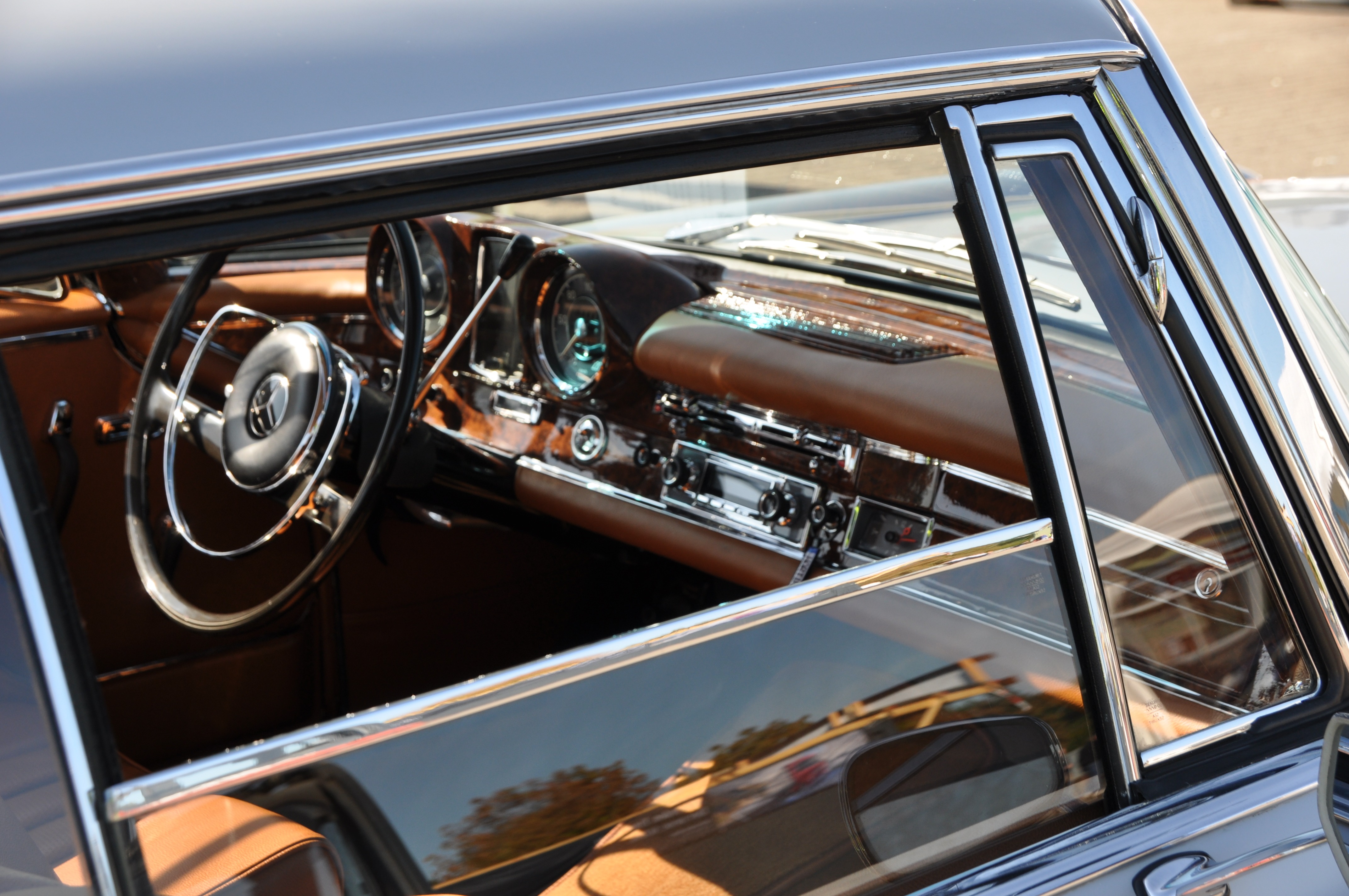 Mercedes Interieur mit braunem Leder