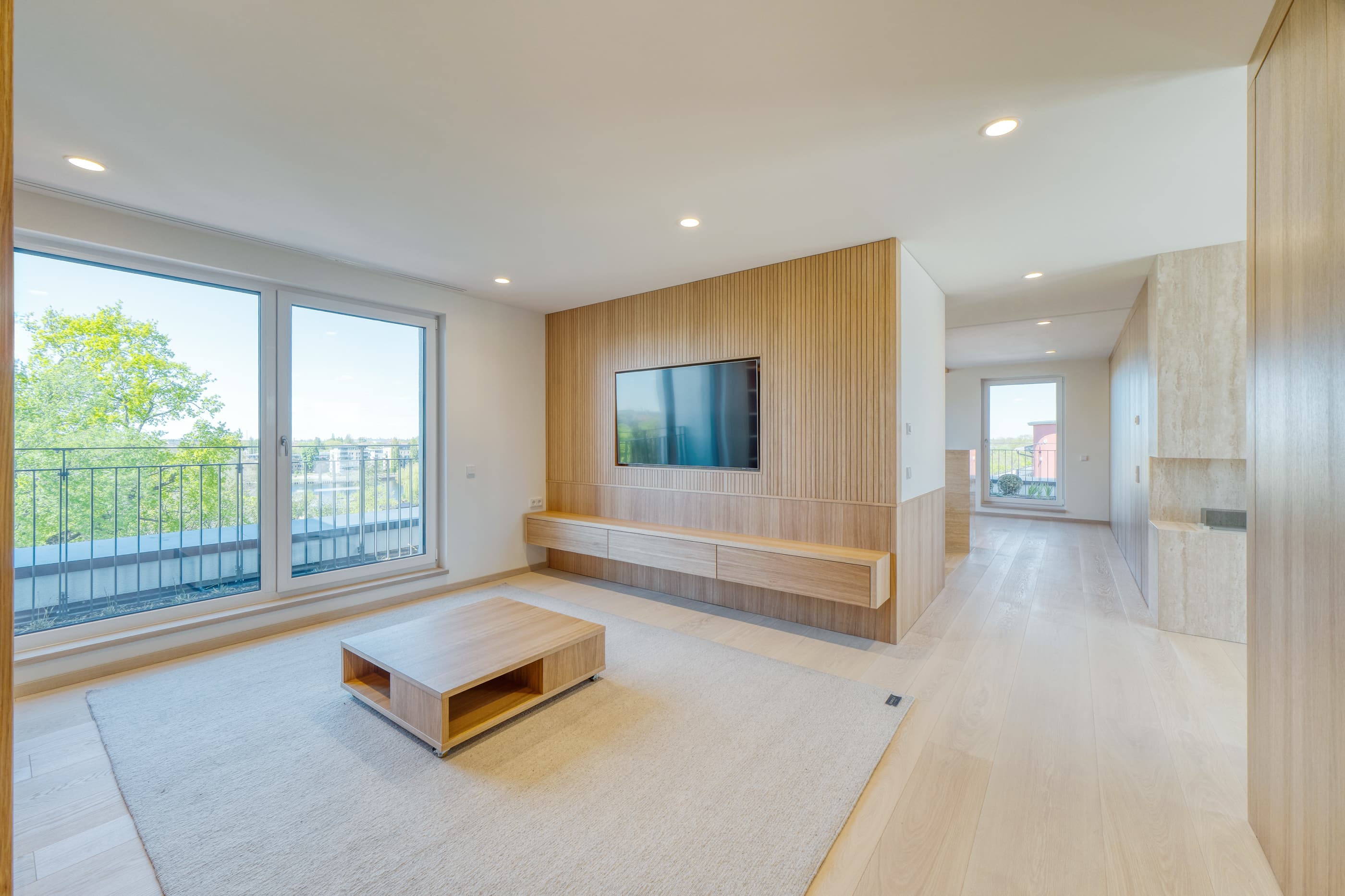 Wohnzimmer mit Einbau-Medienmoebel