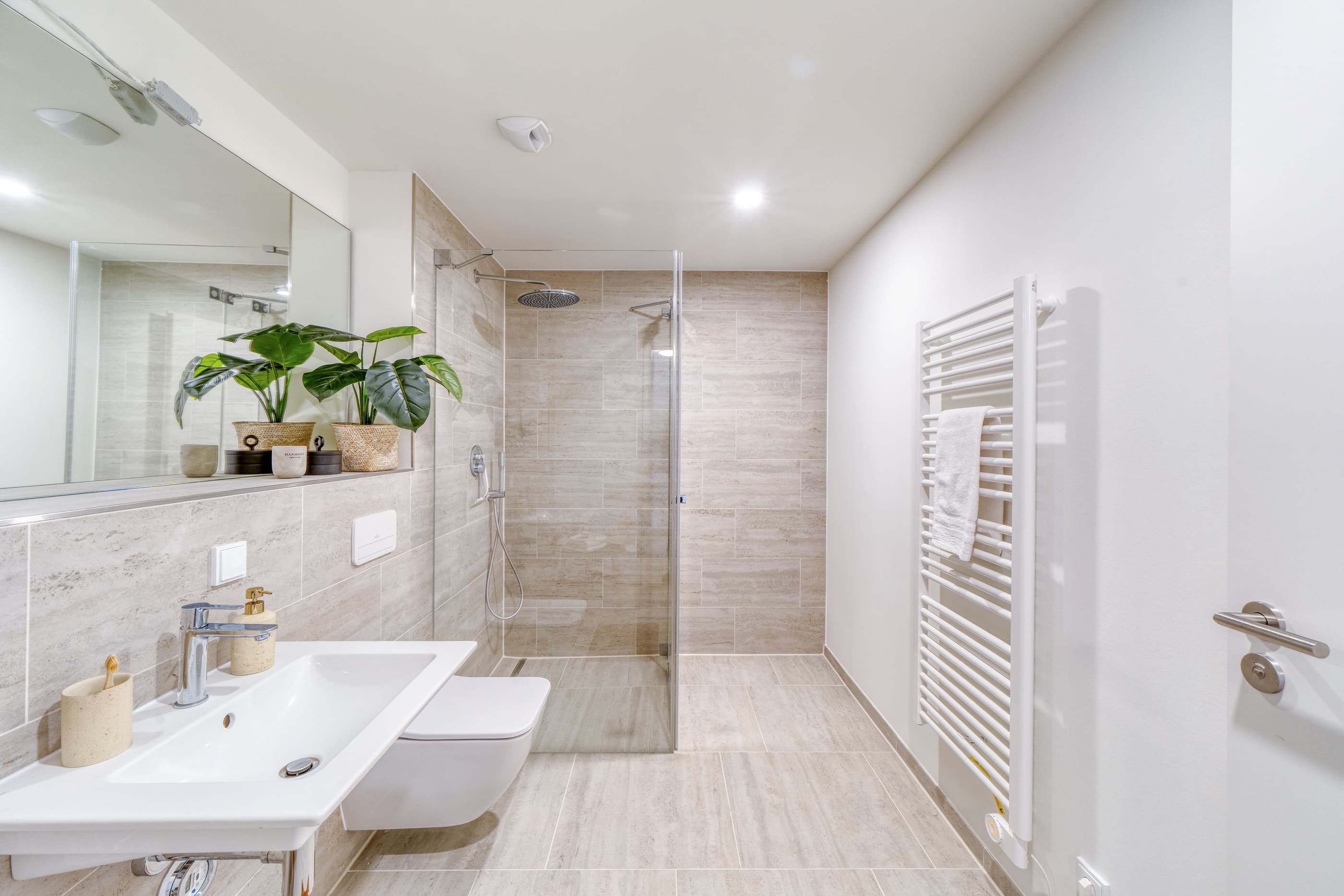 Geräumiges Badezimmer mit Naturstein