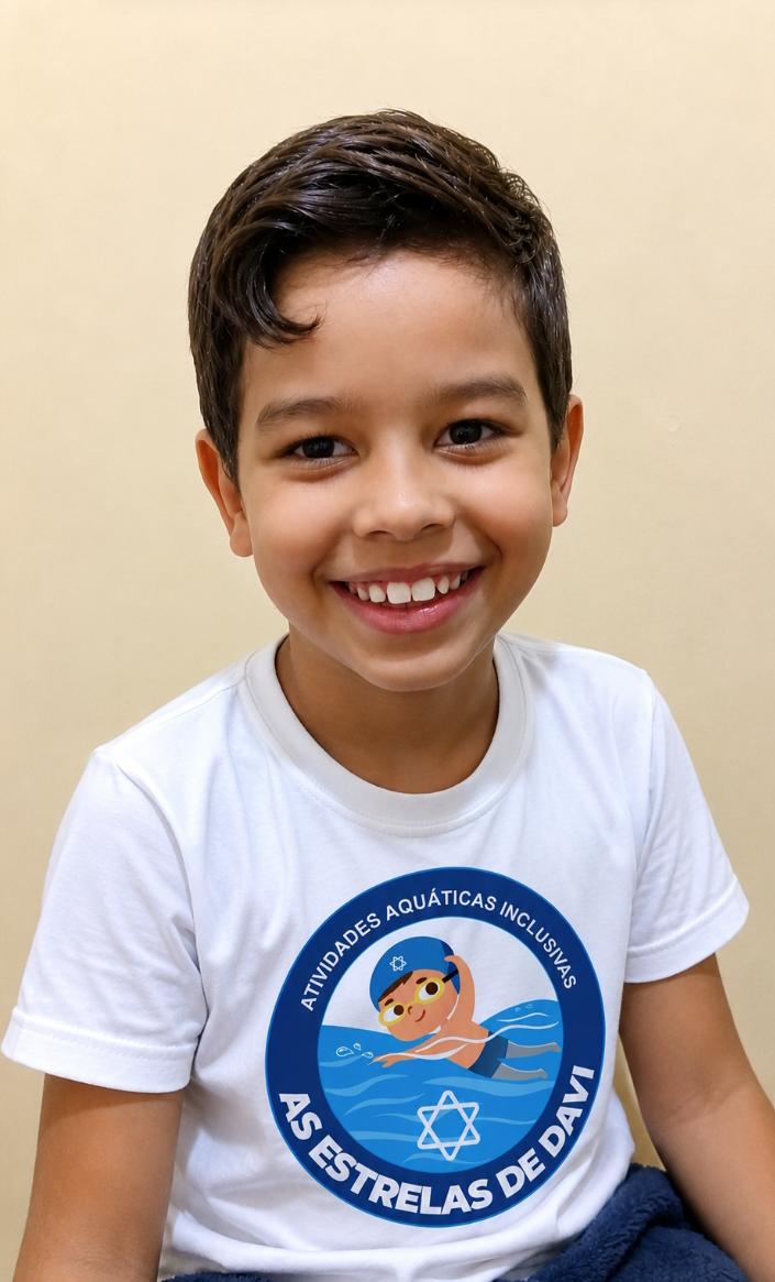 Davi, cuja história inspirou a criação do projeto, usando a camiseta das Estrelas de Davi